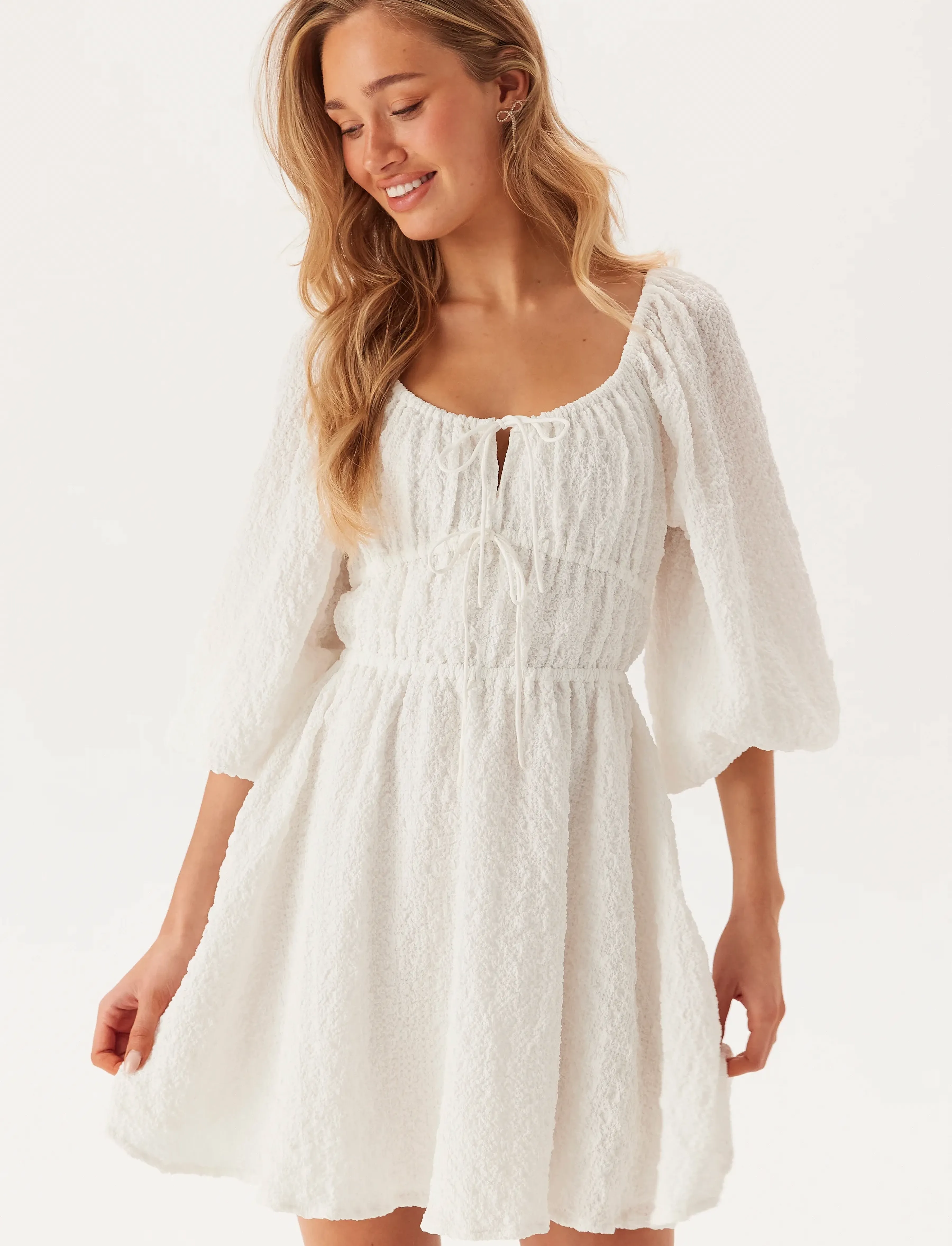 Bubbleroom Diamond Neck Dress, Kvinder, Minikjole Med Bindebånd, Hvid, Str: L
