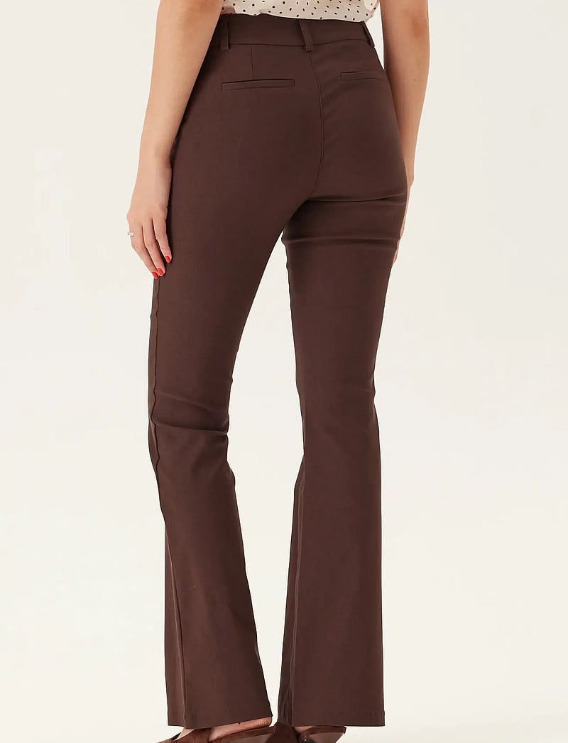 Bubbleroom - Mid Waist Stretchy Flared Trousers - flare bukser - dark brown - 3