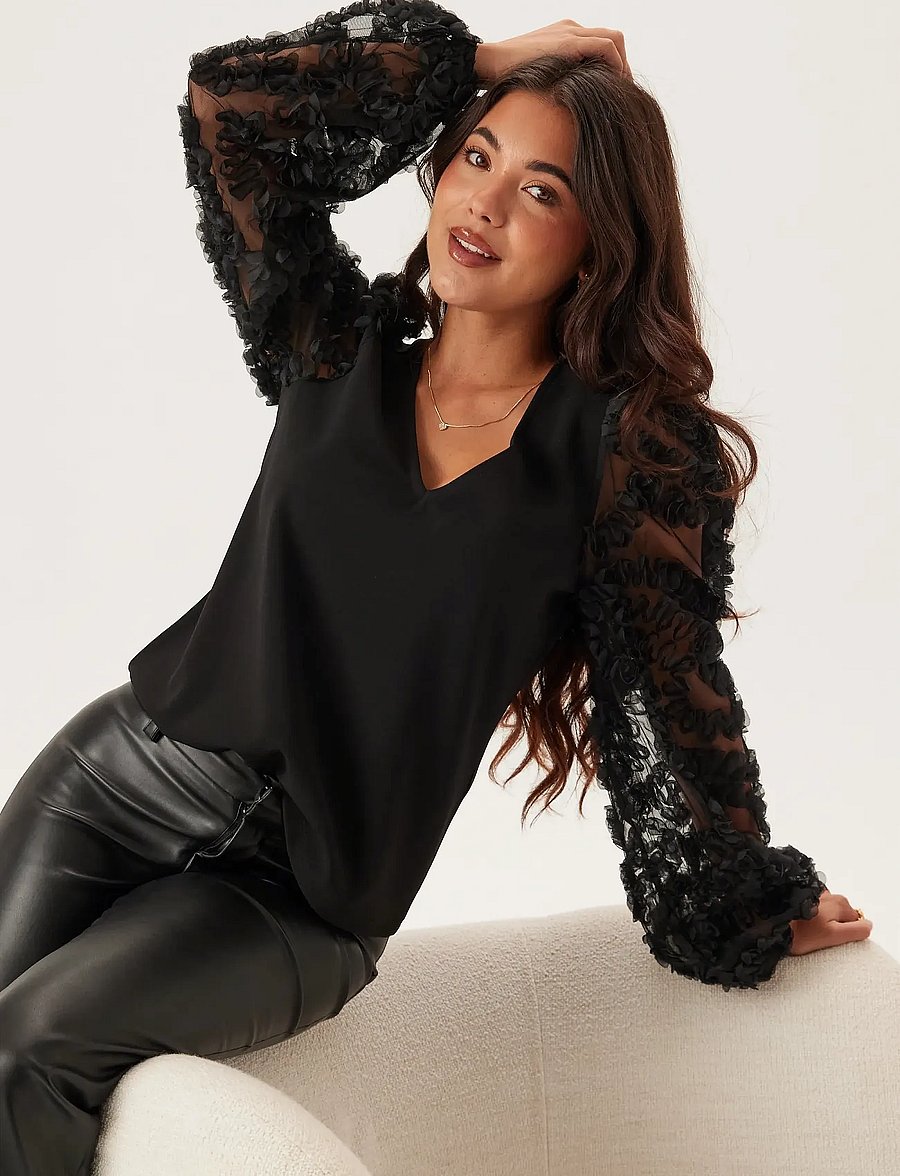 Bubbleroom - 3D Floral Sleeve V-neck Top - black - 0
