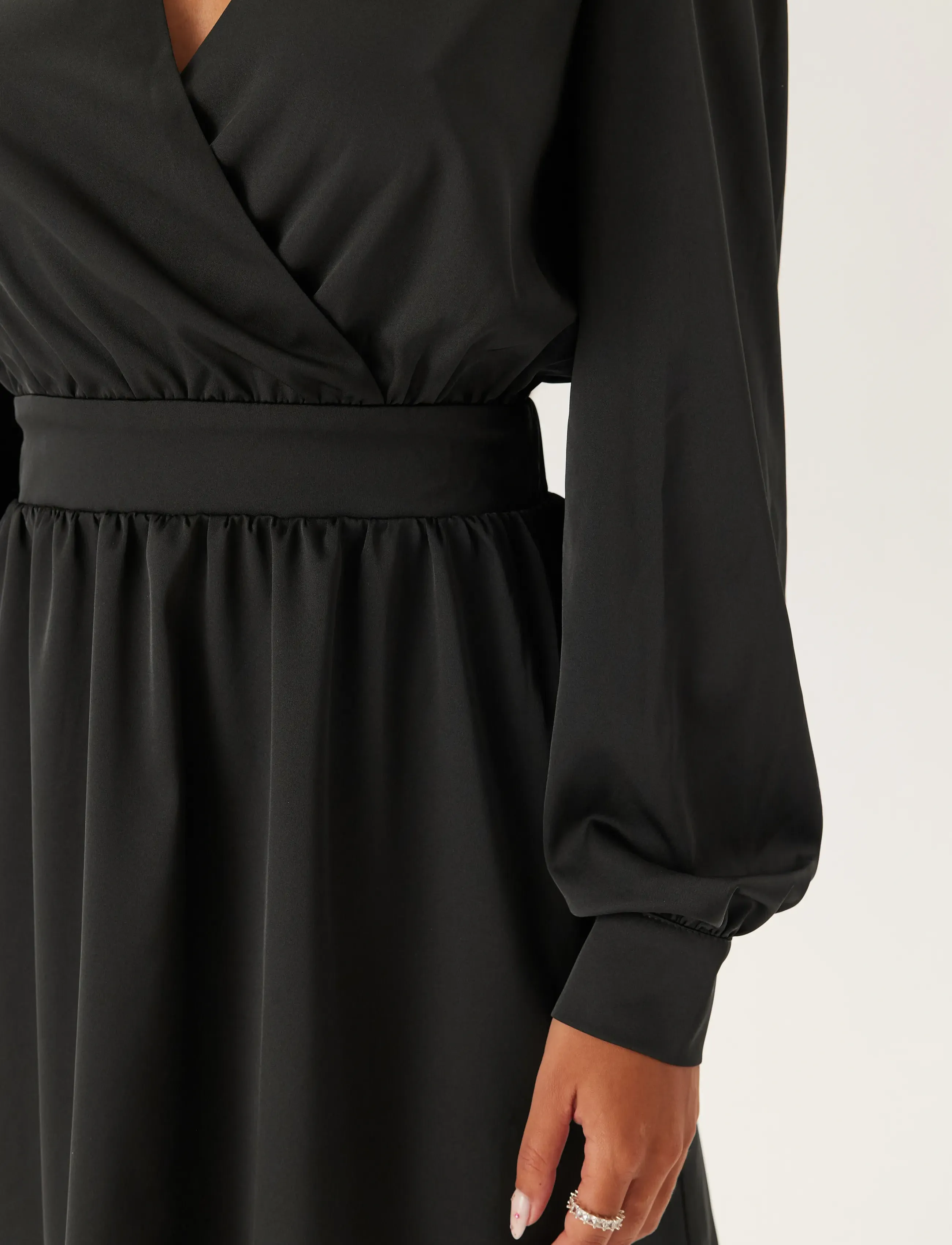 Bubbleroom - Wrap Satin Dress - omlottklänningar - black - 5