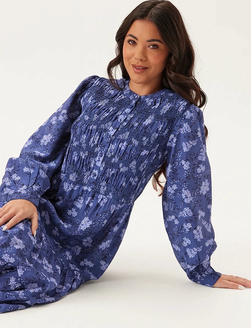 Bubbleroom - Smock Midi Dress - sommarklänningar - blue/floral - 3