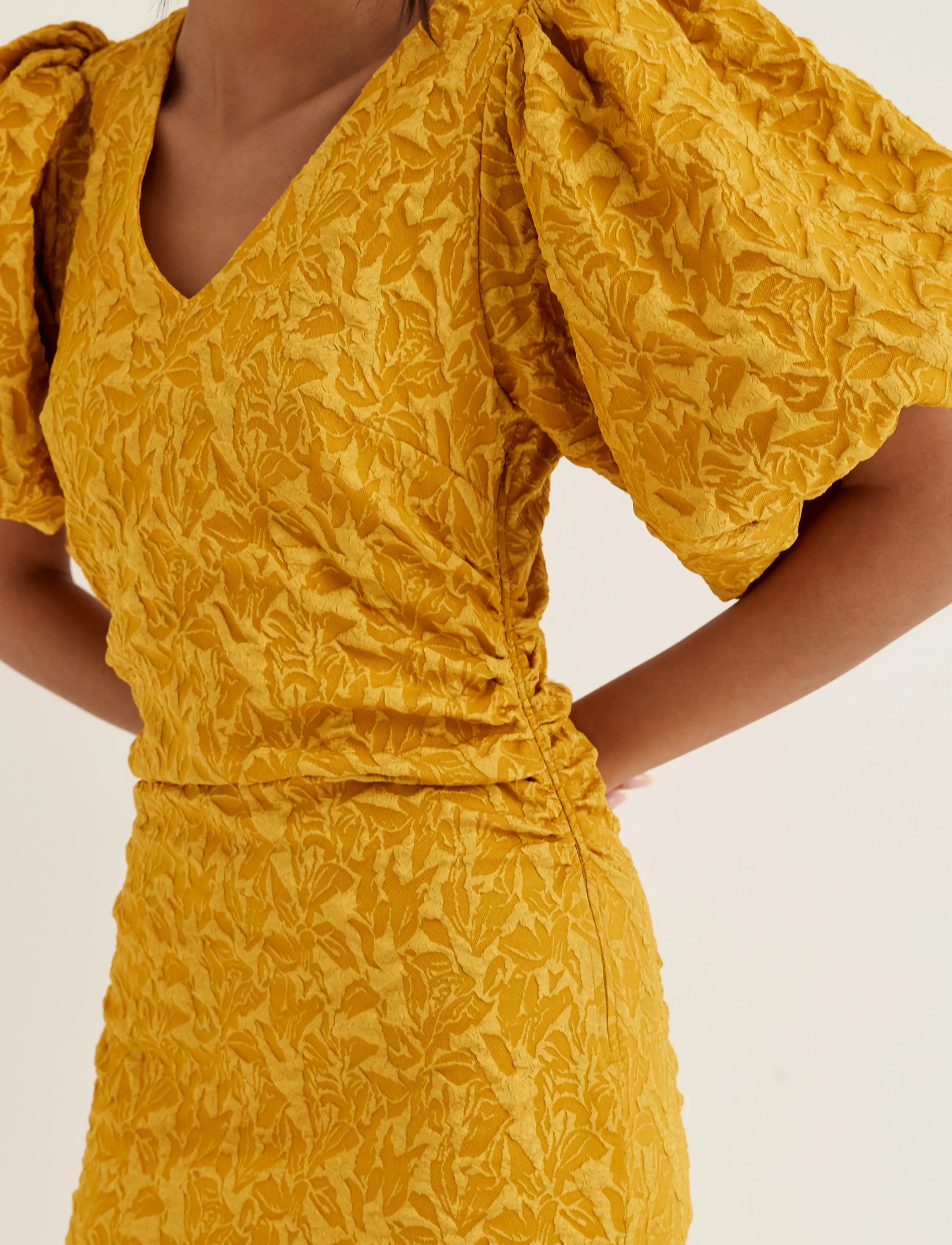 Bubbleroom - Puff Sleeve Jacquard Midi Dress - sommerkleider - golden yellow - 4