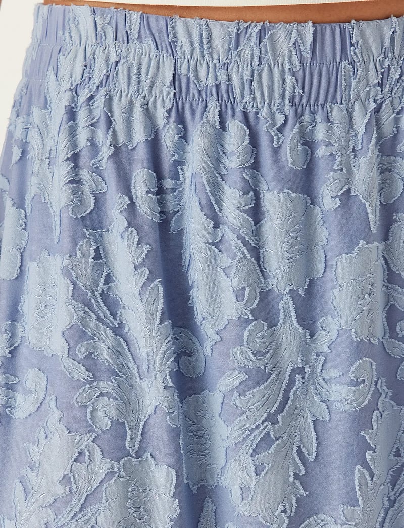 Bubbleroom - Structure Floral Maxi Skirt - maxi röcke - light blue - 4