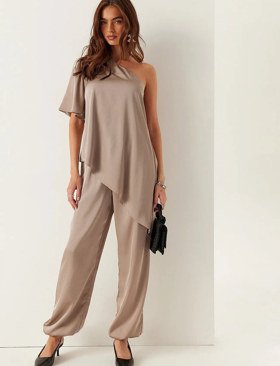 Bubbleroom - Asymmetric Satin Blouse - kortærmede bluser - light nougat - 2
