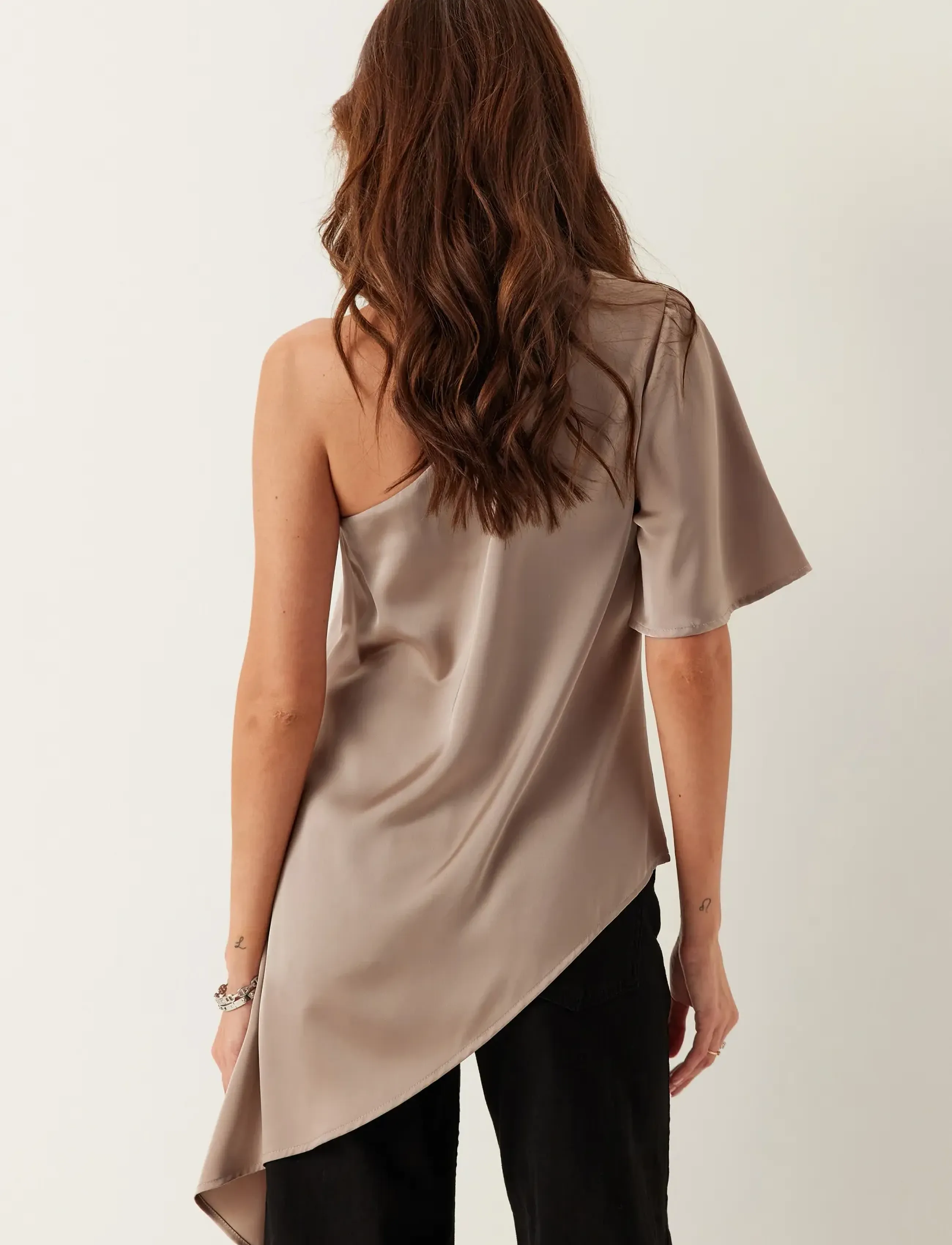 Bubbleroom - Asymmetric Satin Blouse - kurzämlige blusen - light nougat - 3