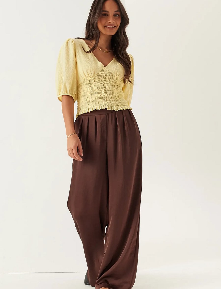 Bubbleroom - V-neck Smock Top - crop tops - light yellow - 3