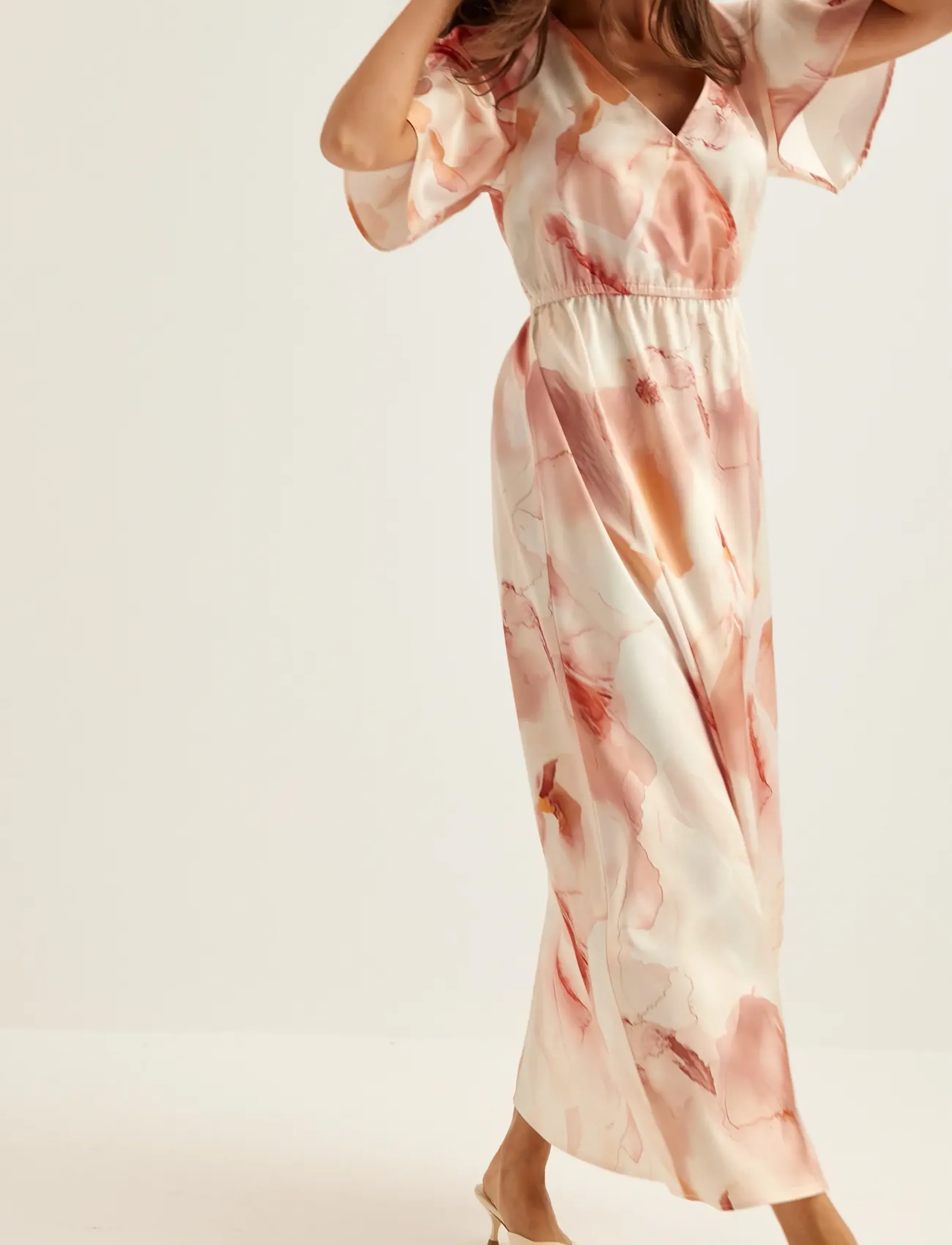 Bubbleroom - Satin Maxi Dress - kleitas ar pārlikumu - beige/patterned - 5