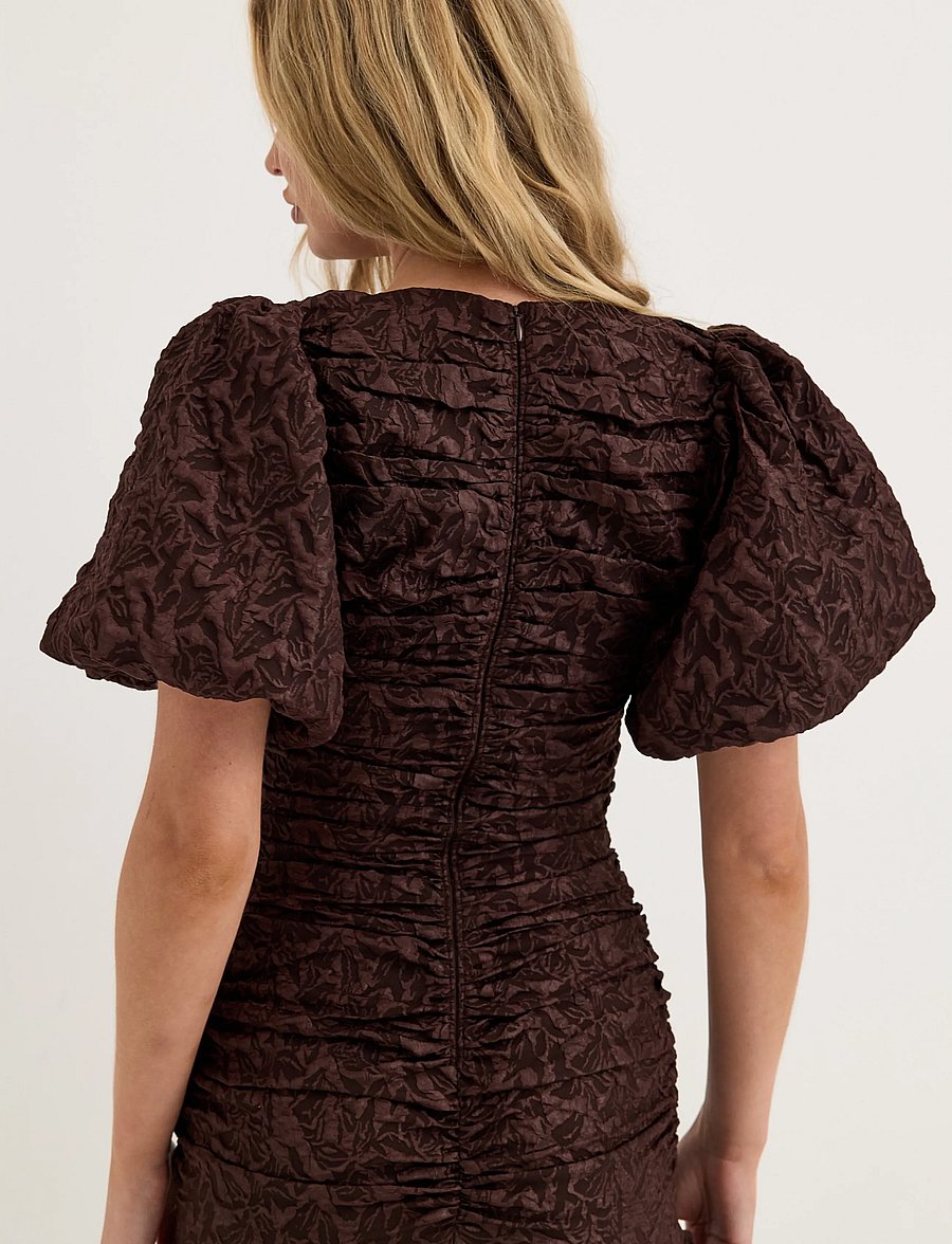 Bubbleroom - Puff Sleeve V-neck Jaqcuard Gown - síðir kjólar - brown - 5