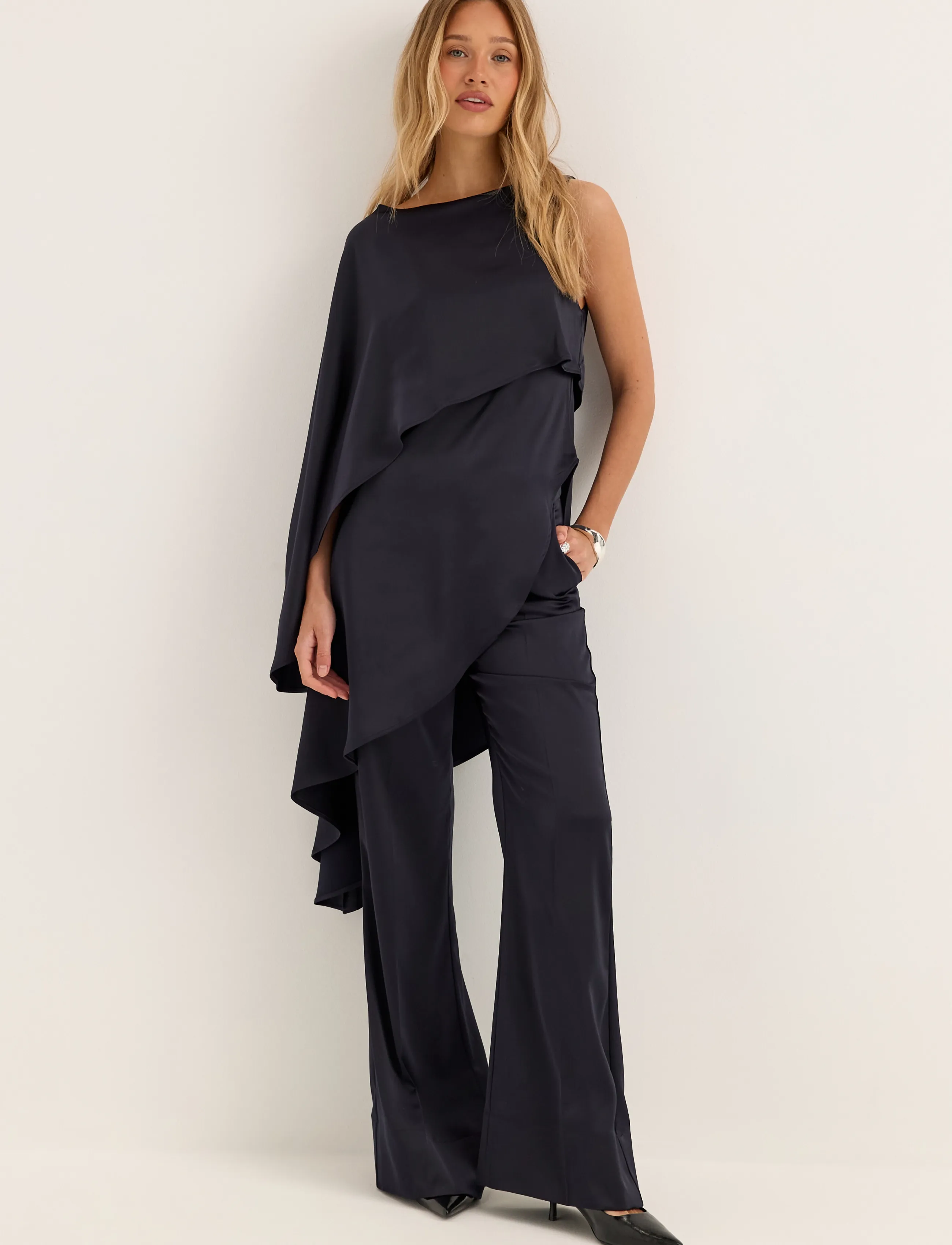 Bubbleroom - Asymmetric One Shoulder Satin Top - speciella tillfällen - navy - 4