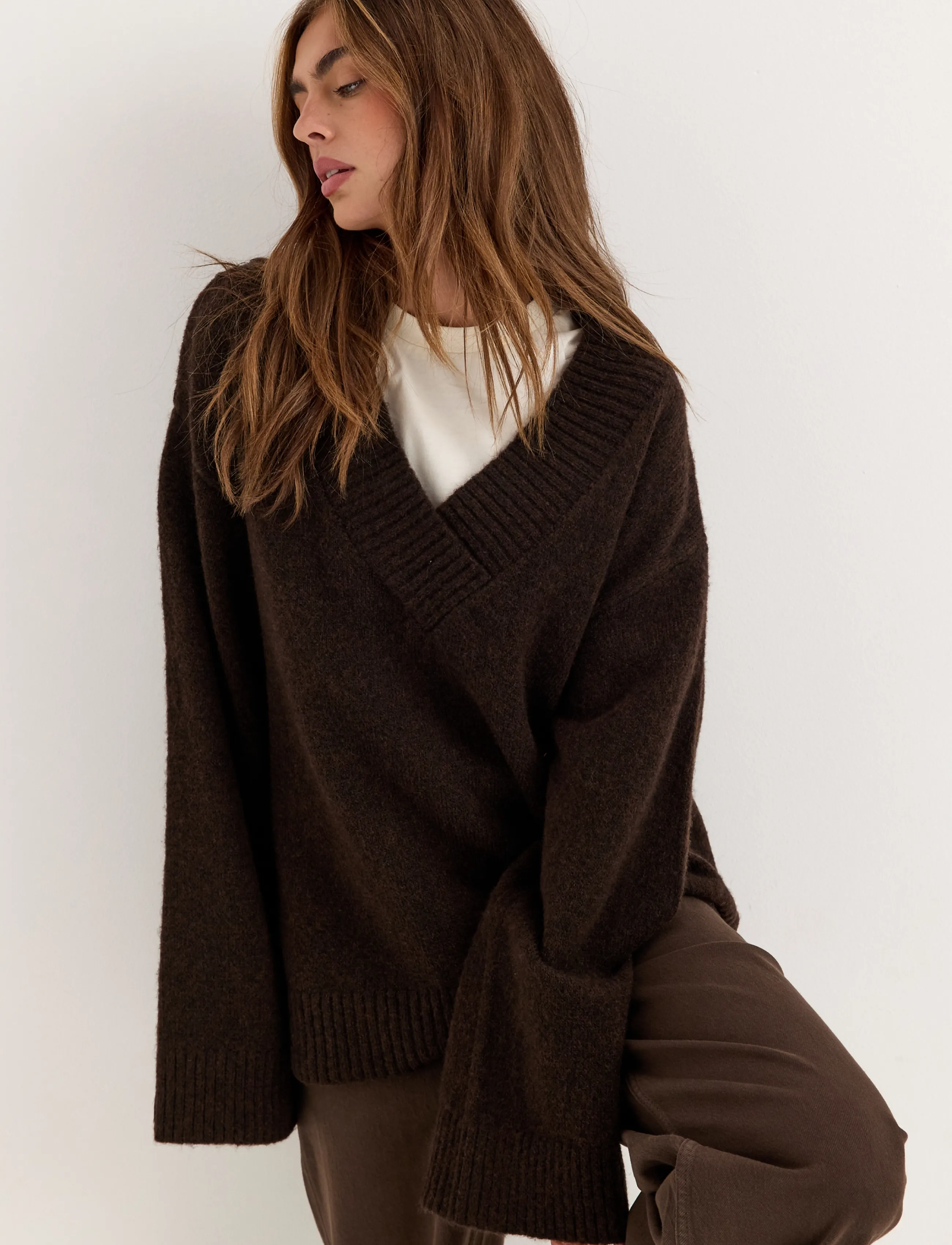 Bubbleroom - Knitted V-neck Sweater - kampsunid - dark brown - 3