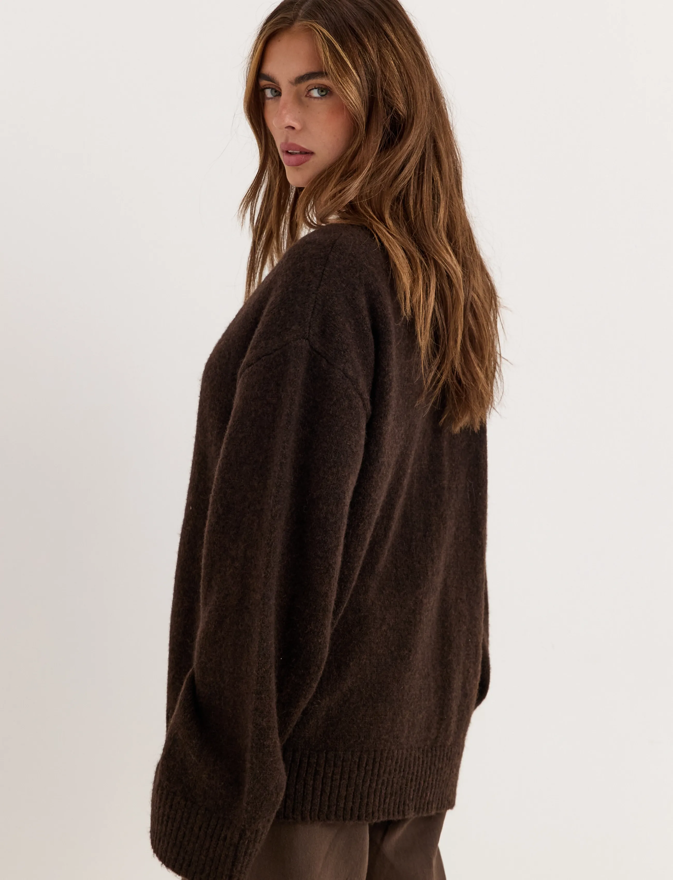 Bubbleroom - Knitted V-neck Sweater - kampsunid - dark brown - 4