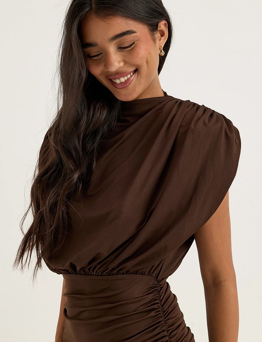 Bubbleroom - Asymmetric Flounce Soft Dress - strikkjoler - dark brown - 5