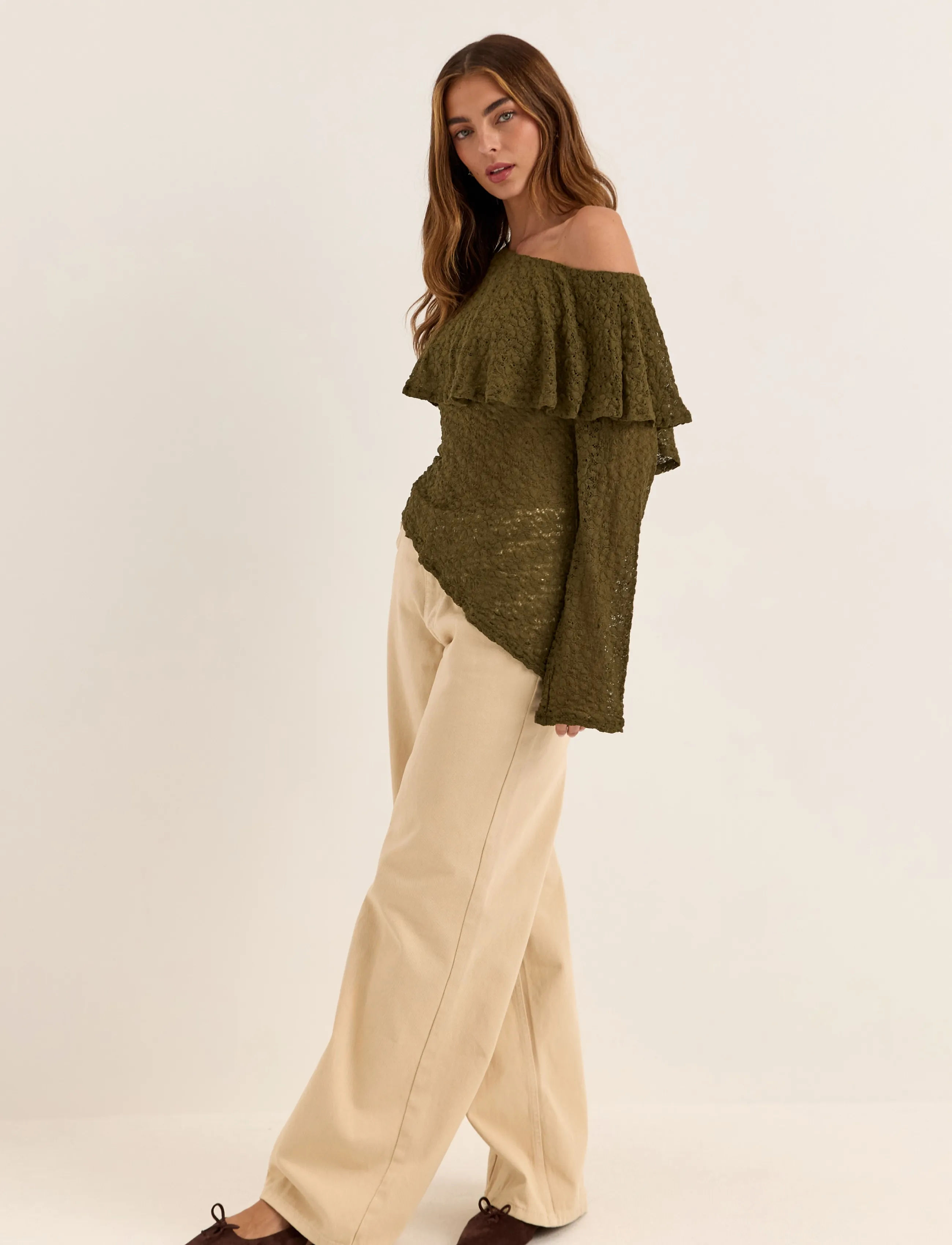 Bubbleroom - Saga Asymmetric Lace Top - langärmlige tops - olive green - 4