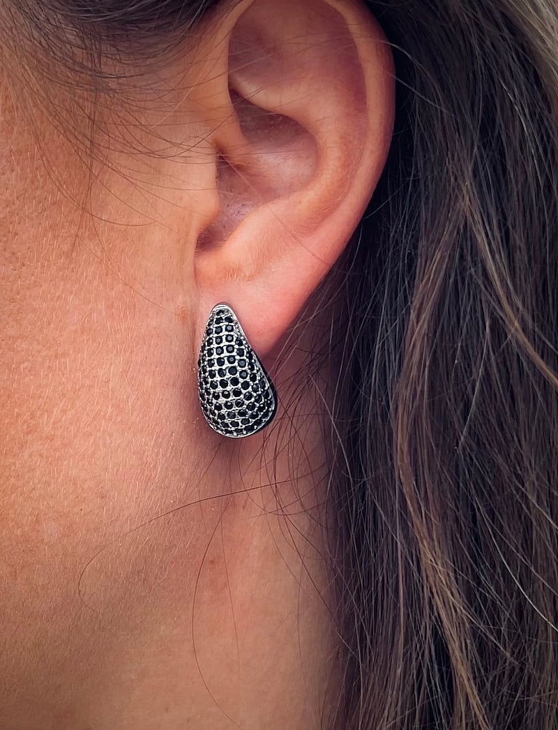 Bud to rose - Drop Crystal Stud Earring Black/Silver - statement örhängen - black/silver - 0