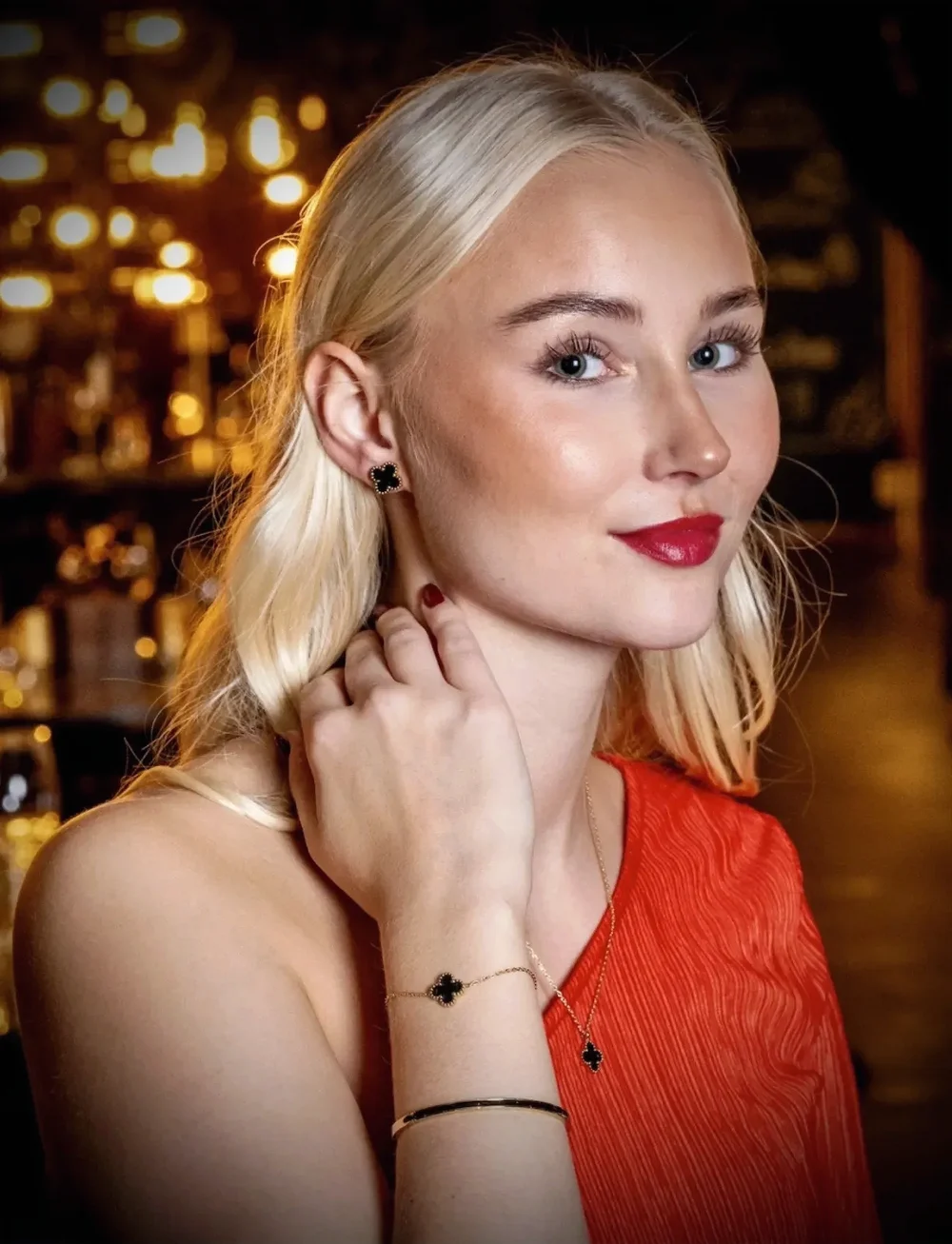 Bud to rose - Clover Enamel Necklace Black/Gold - ripatsiga kaelakeed - gold - 0