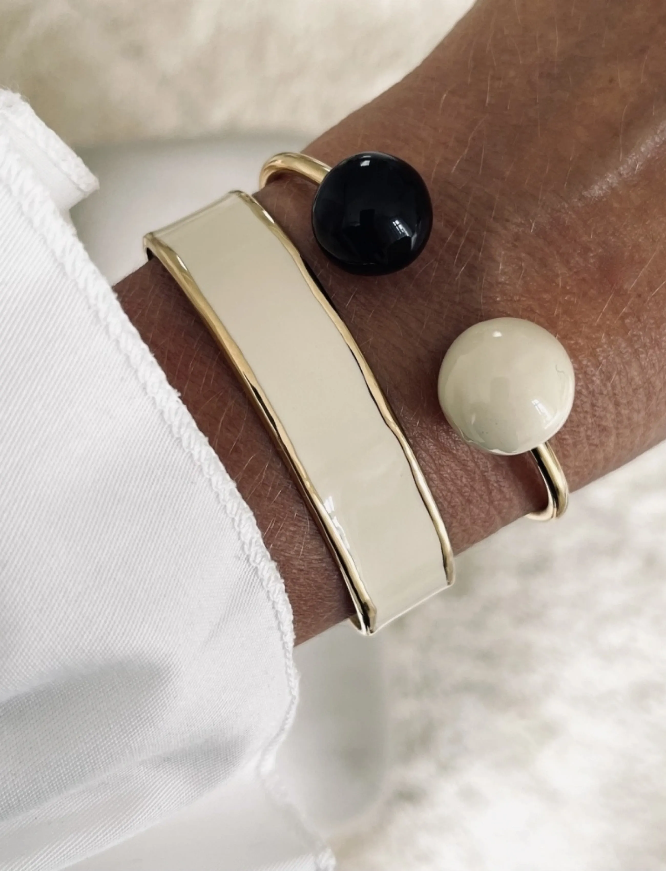 Bud To Rose Globe Enamel Bangle Ivory/Black/Steel, One Size, Gold, Armbånd > Armringe, Dame