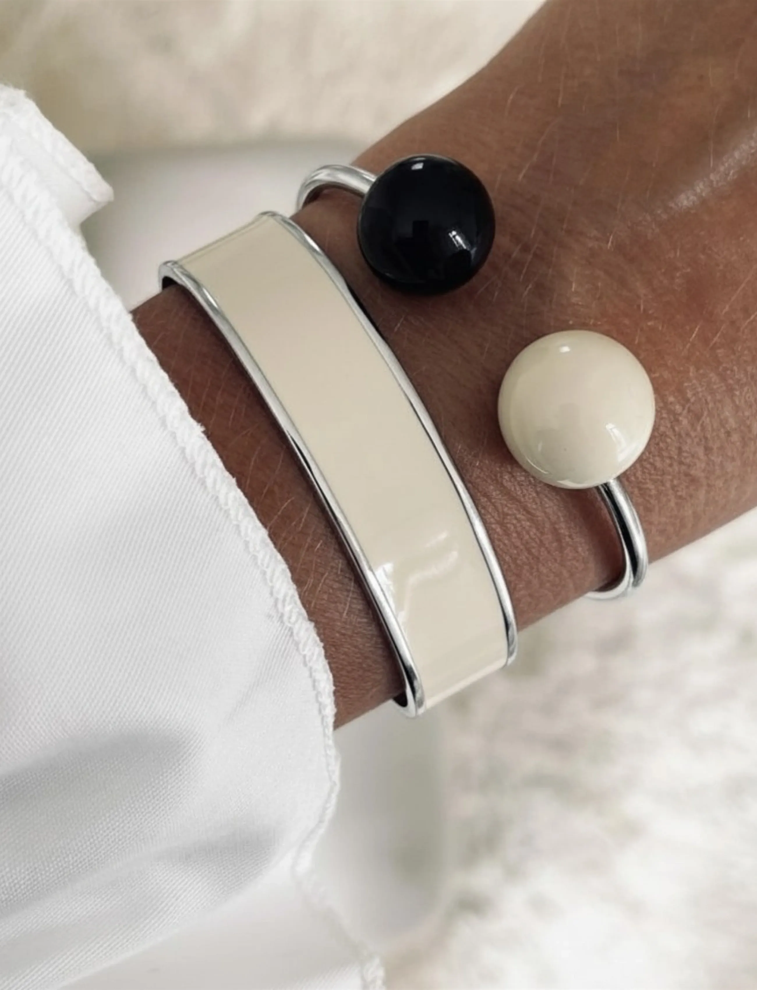 Bud To Rose Globe Enamel Bangle Ivory/Black/Steel, One Size, Silver, Armbånd > Armringe, Dame