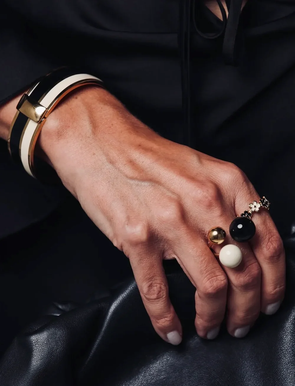 Bud to rose - Brea Enamel Ring Ivory/Black/Silver - ringe - gold - 0