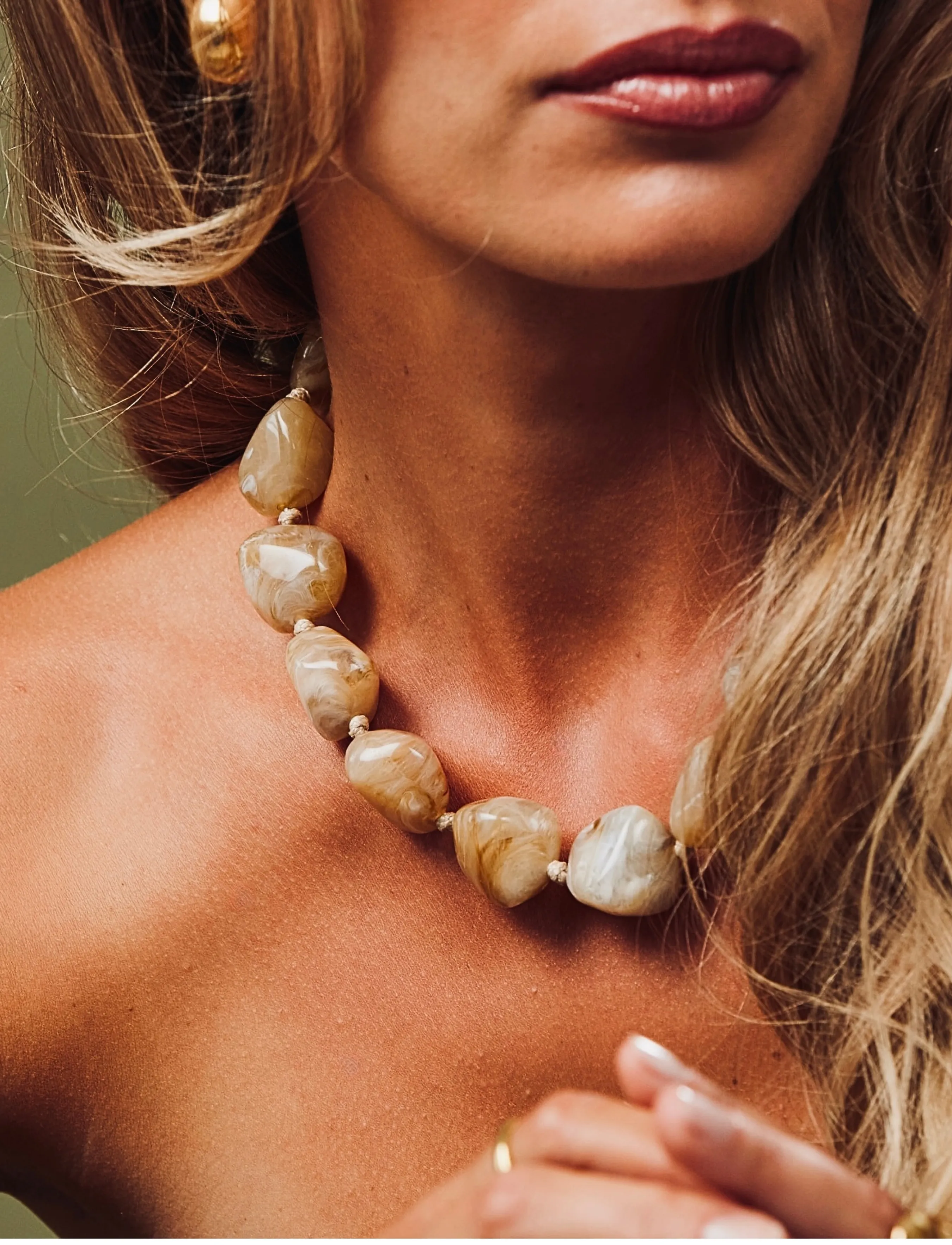 Bud To Rose - Vibe Resin Necklace Sand - statement halskæder - sand - 2