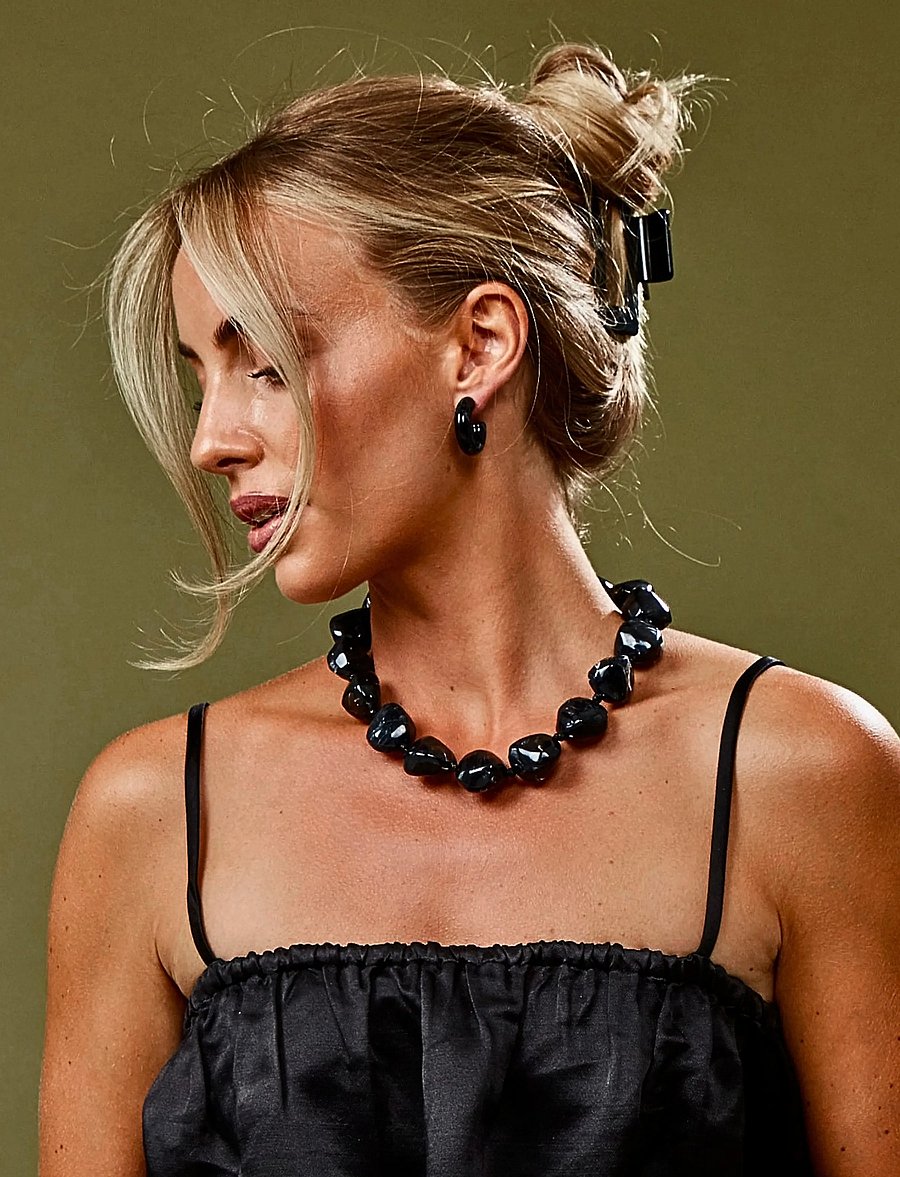 Bud To Rose - Vibe Resin Necklace Black - statement-ketten - black - 0