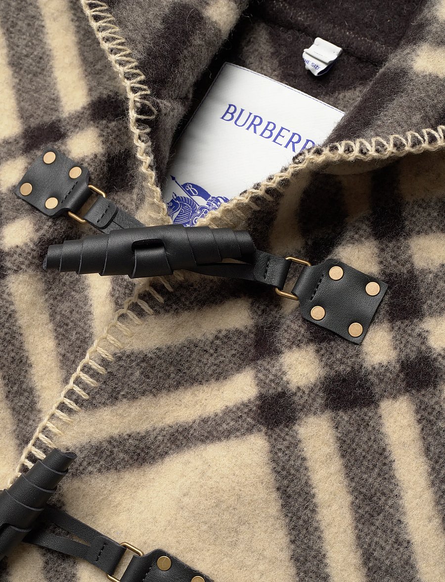 Burberry - ST TOGGLE HOODED CAPE - vinterjakker - candle - 5