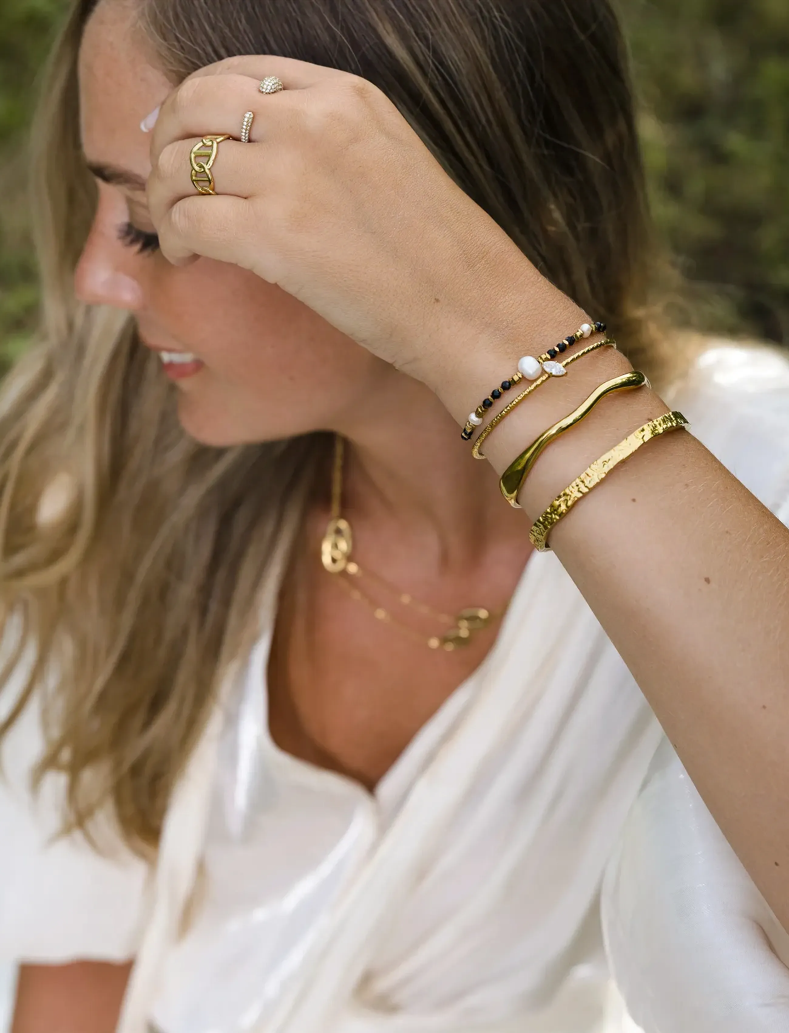 By Jolima Como Mini Bangle Crystal, One Size, Gold, Øreringe > Ørestikker, Dame