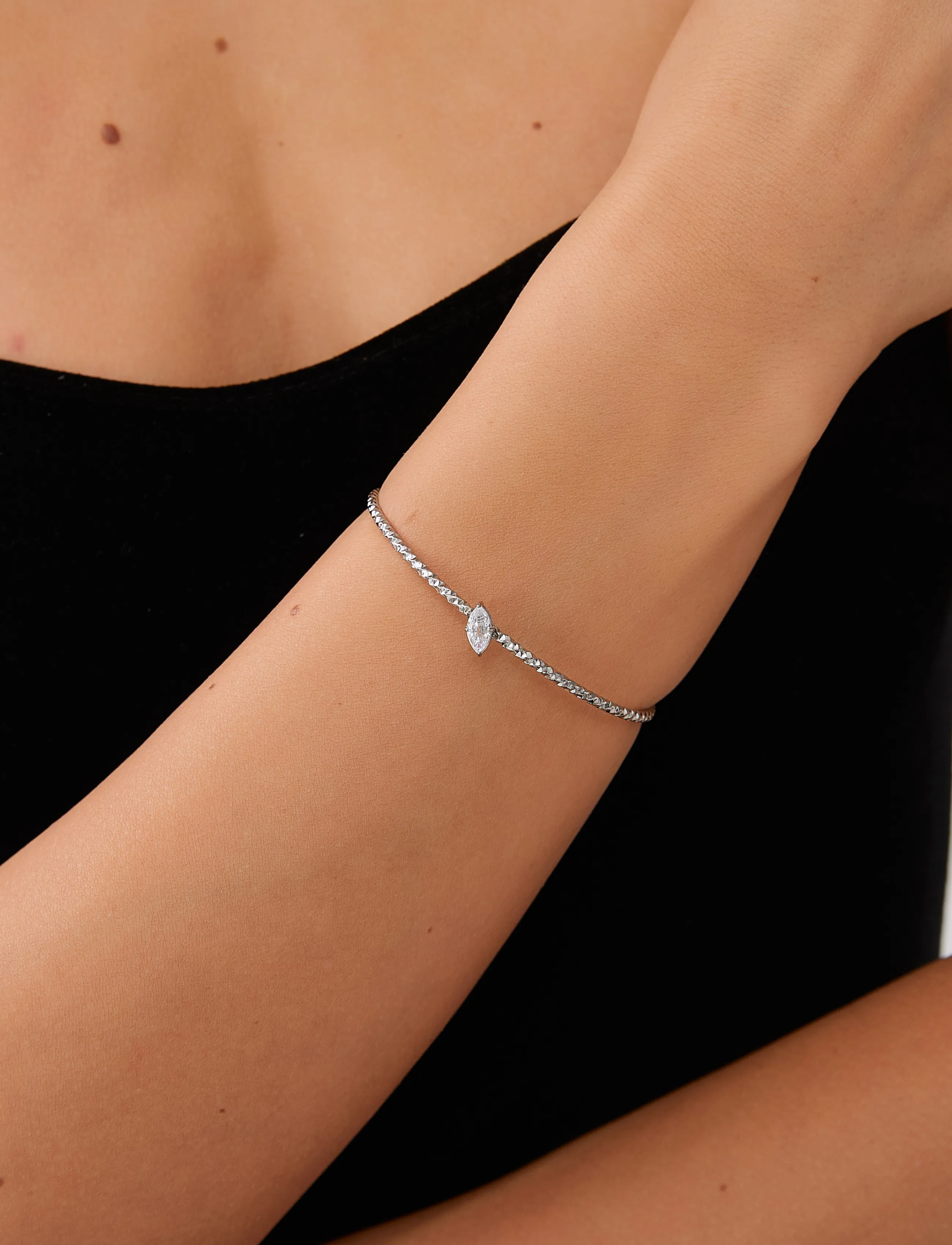By Jolima Como Mini Bangle Crystal, One Size 5, Silver, Øreringe > Ørestikker, Dame
