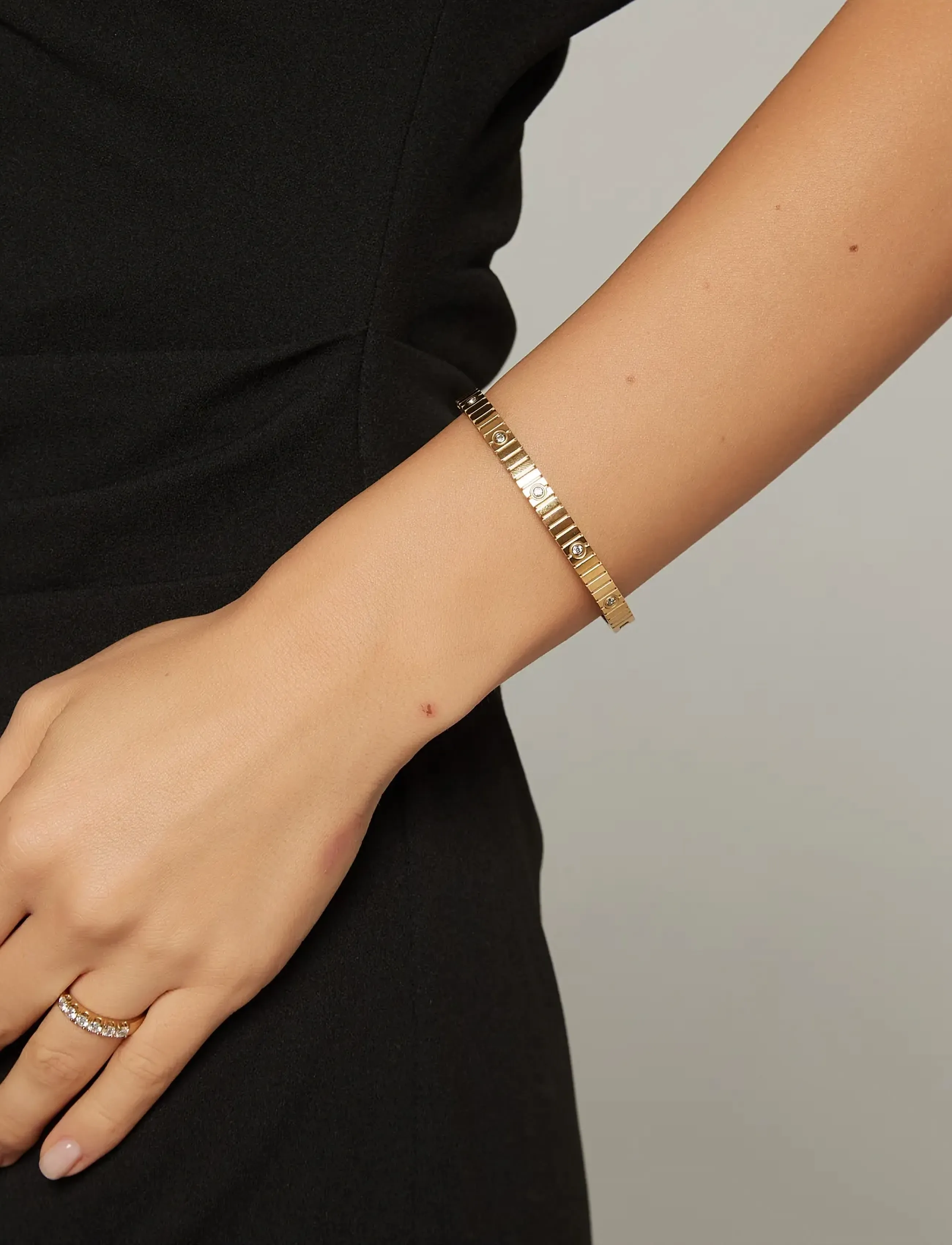 By Jolima Carrie Bangle, One Size 6 cm, Gold, Armbånd > Armringe, Dame