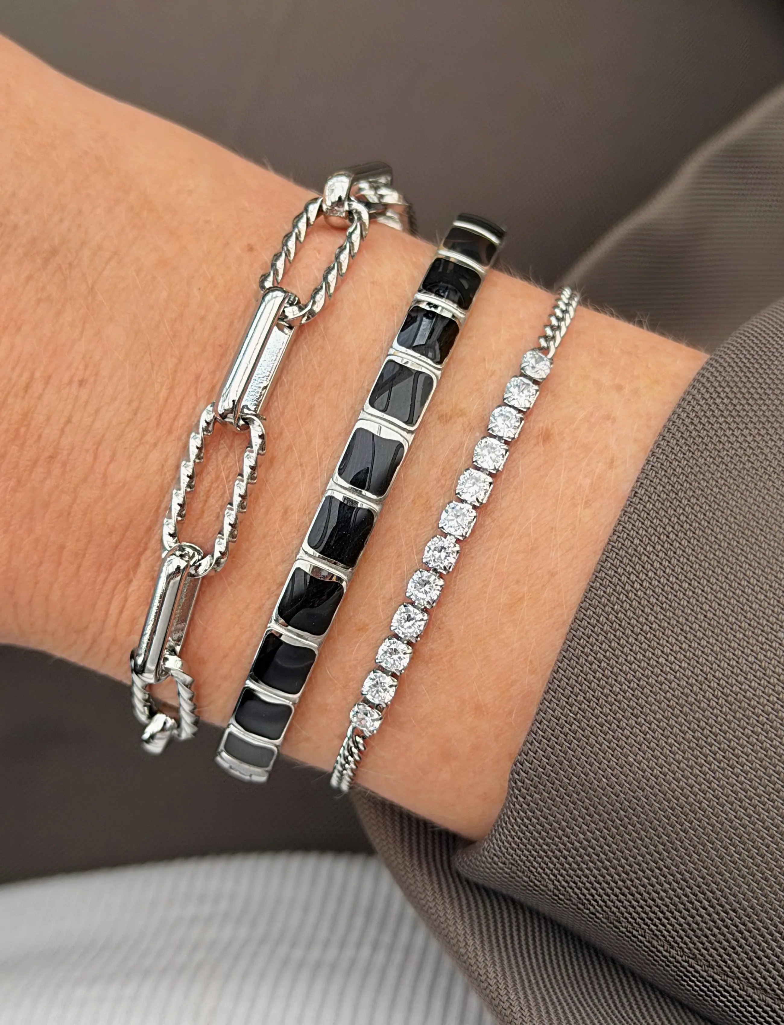 Avenue Bangle Black
