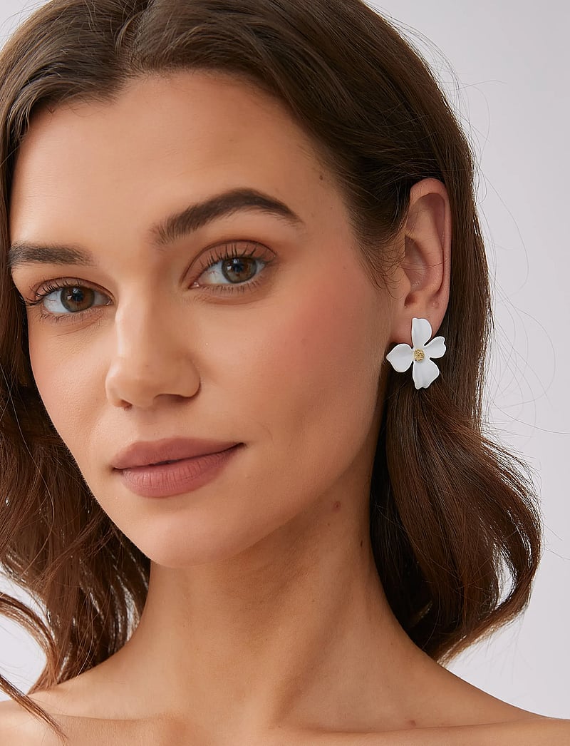 By Jolima - Lilly flower earring - stud oorbellen - white - 3
