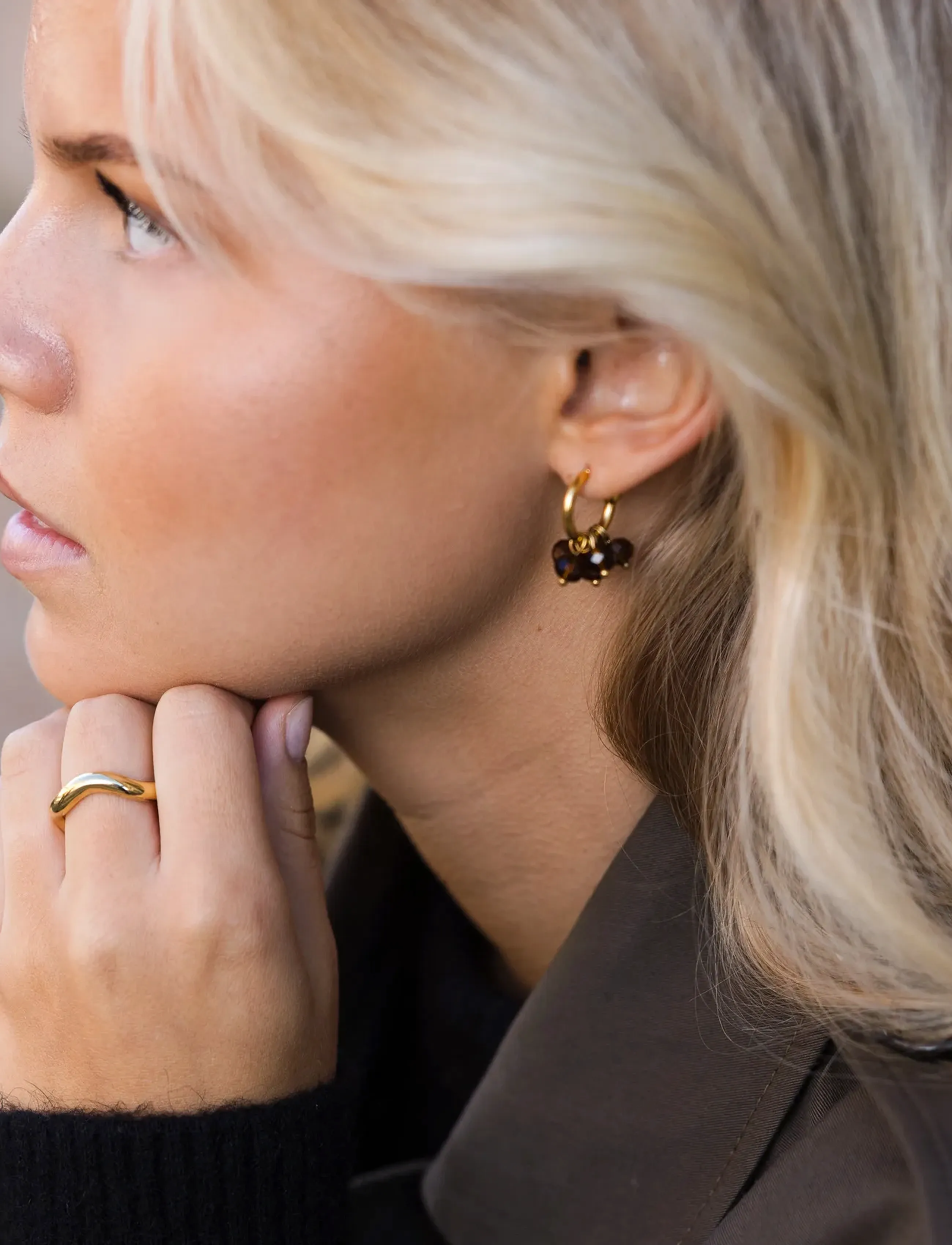 By Jolima - Palma mini hoop - pearl earrings - brown - 3