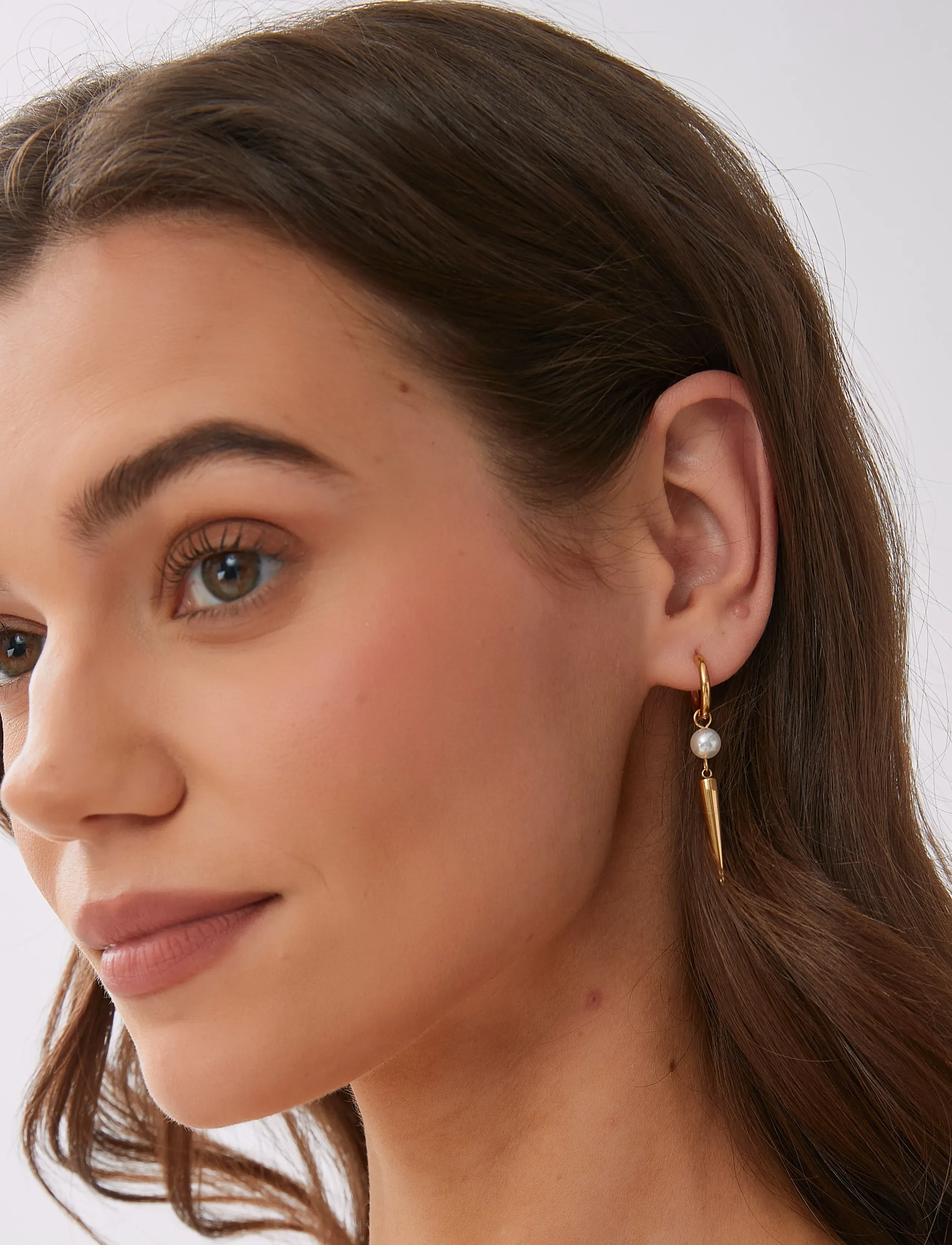 By Jolima - Peak huggie pearl - pearl earrings - gold - 4