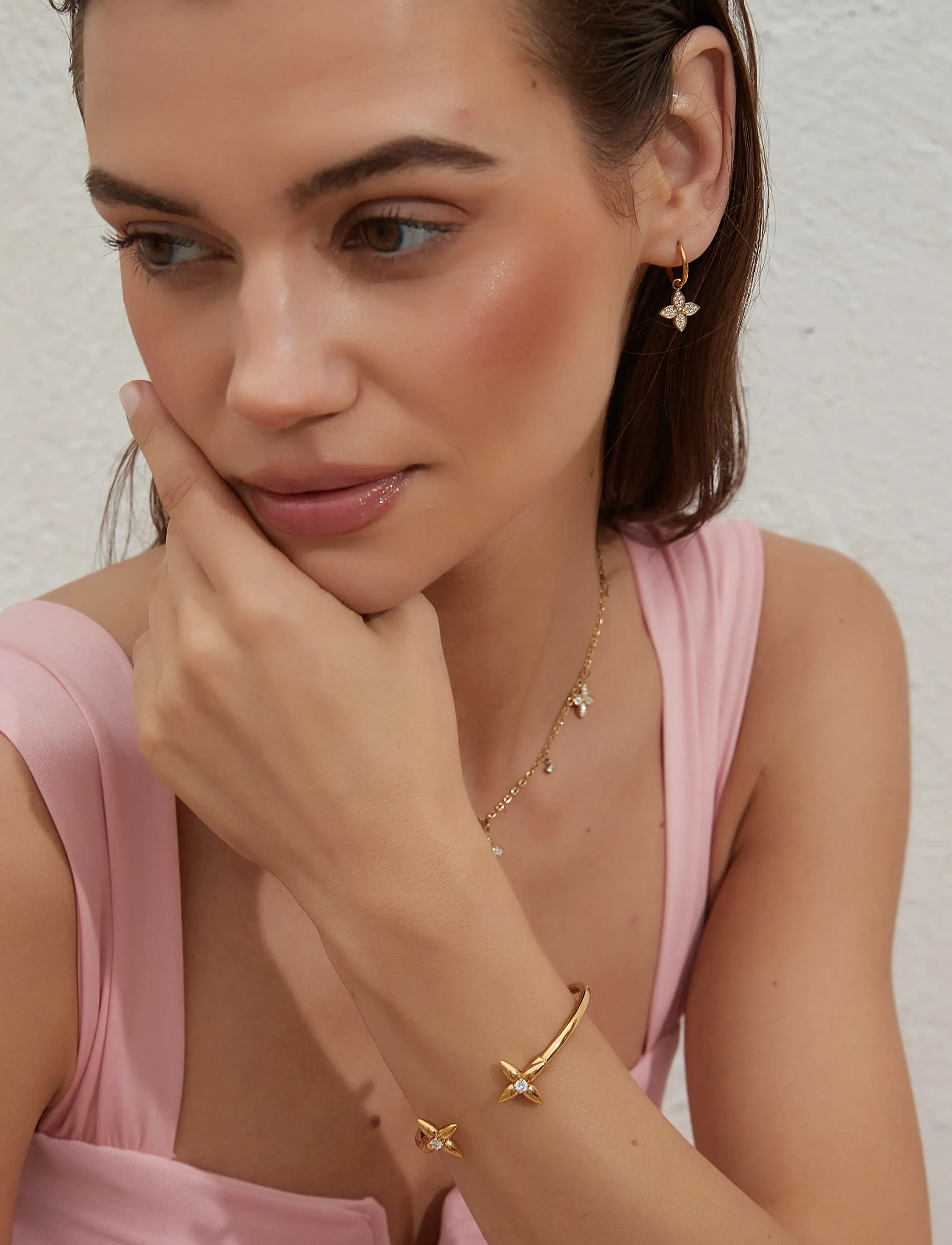 By Jolima Valencia Crystal Huggie, One Size 2 cm, Gold, Øreringe > Creoler, Dame