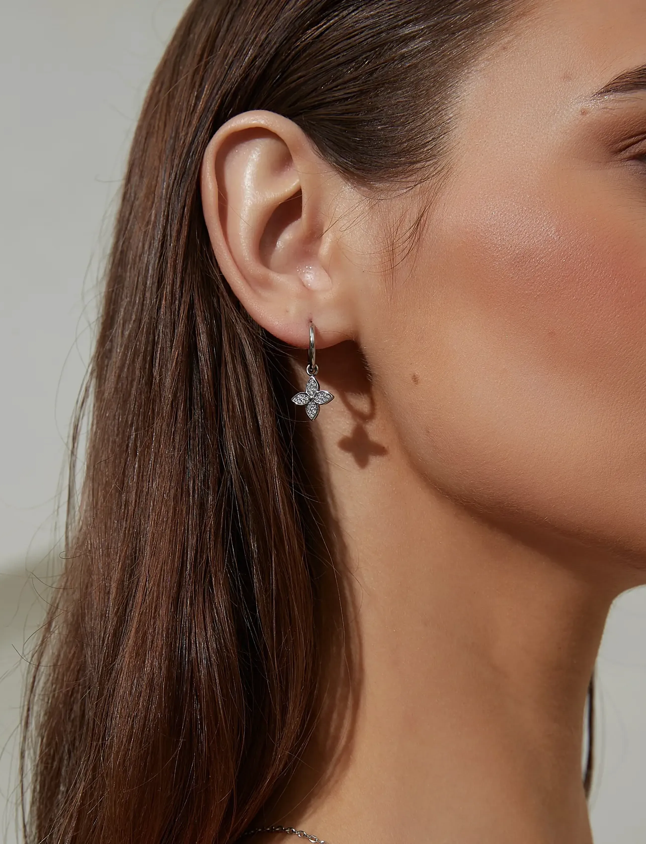 By Jolima Valencia Crystal Huggie, One Size 2 cm, Silver, Earrings > Statement Earrings, Dame