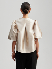 By Malina - Cleo pouf sleeve blouse - blouses met korte mouwen - soft beige - 3