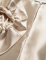 By Malina - Cleo pouf sleeve blouse - blouses met korte mouwen - soft beige - 5