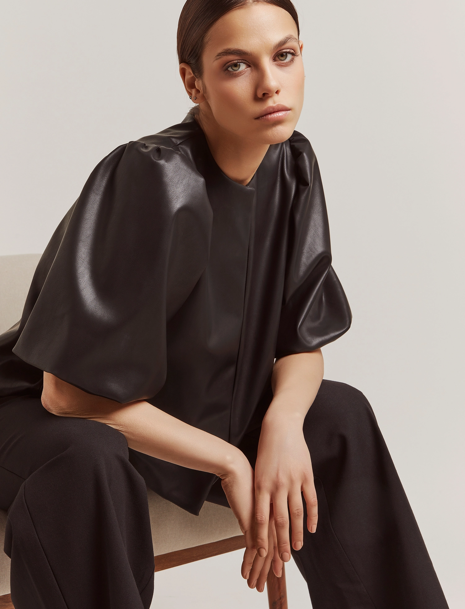 Malina - Cleo Blouse - kortærmede bluser - vegan leather black - 4