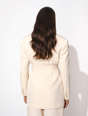 Malina - Clover one-button blazer - odzież imprezowa w cenach outletowych - vanilla - 6