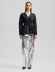 Malina - Clara silk blend collarless blazer - festtøj til outletpriser - black - 2