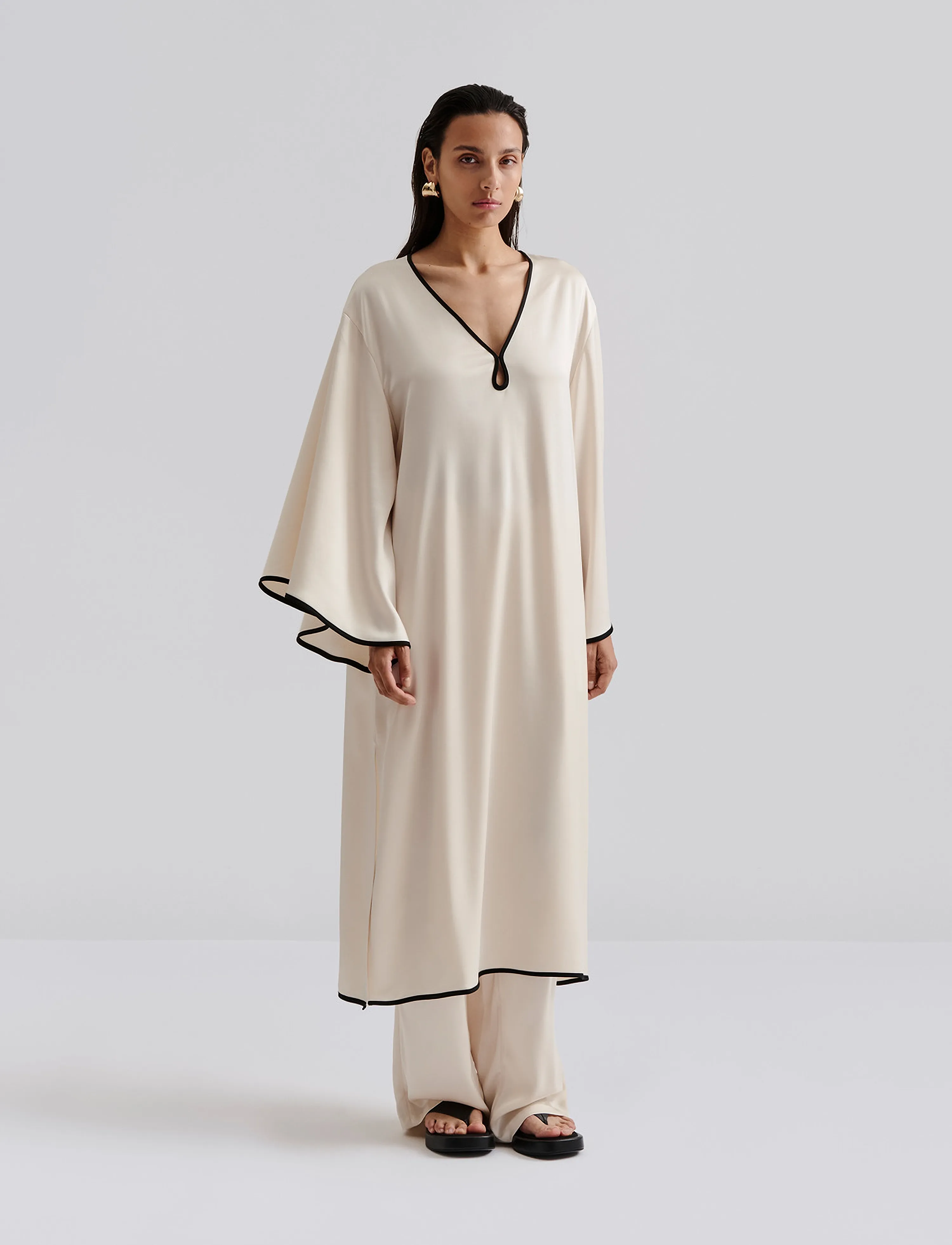 Malina Briony Satin Kaftan Dress, Kvinder, Kaftan Kjole, Beige, Str: S