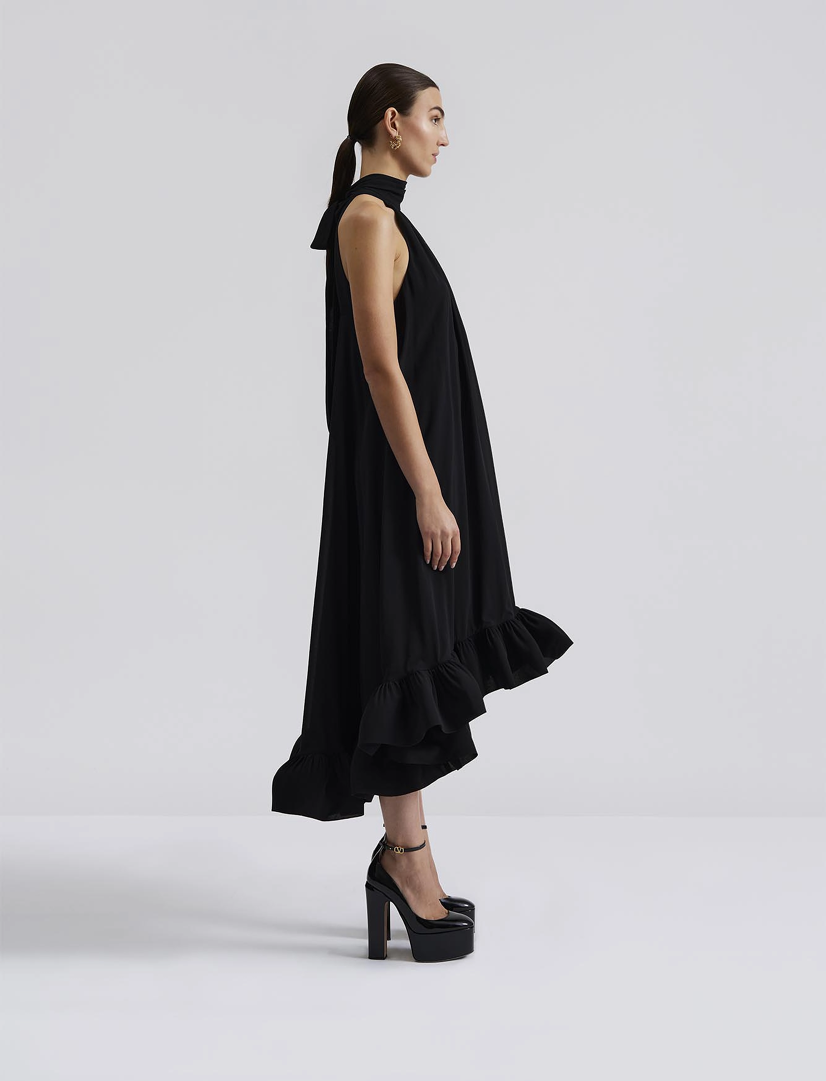 Malina - Sabrina Halterneck Ruffled Midi Dress - aftenkjoler - black - 4