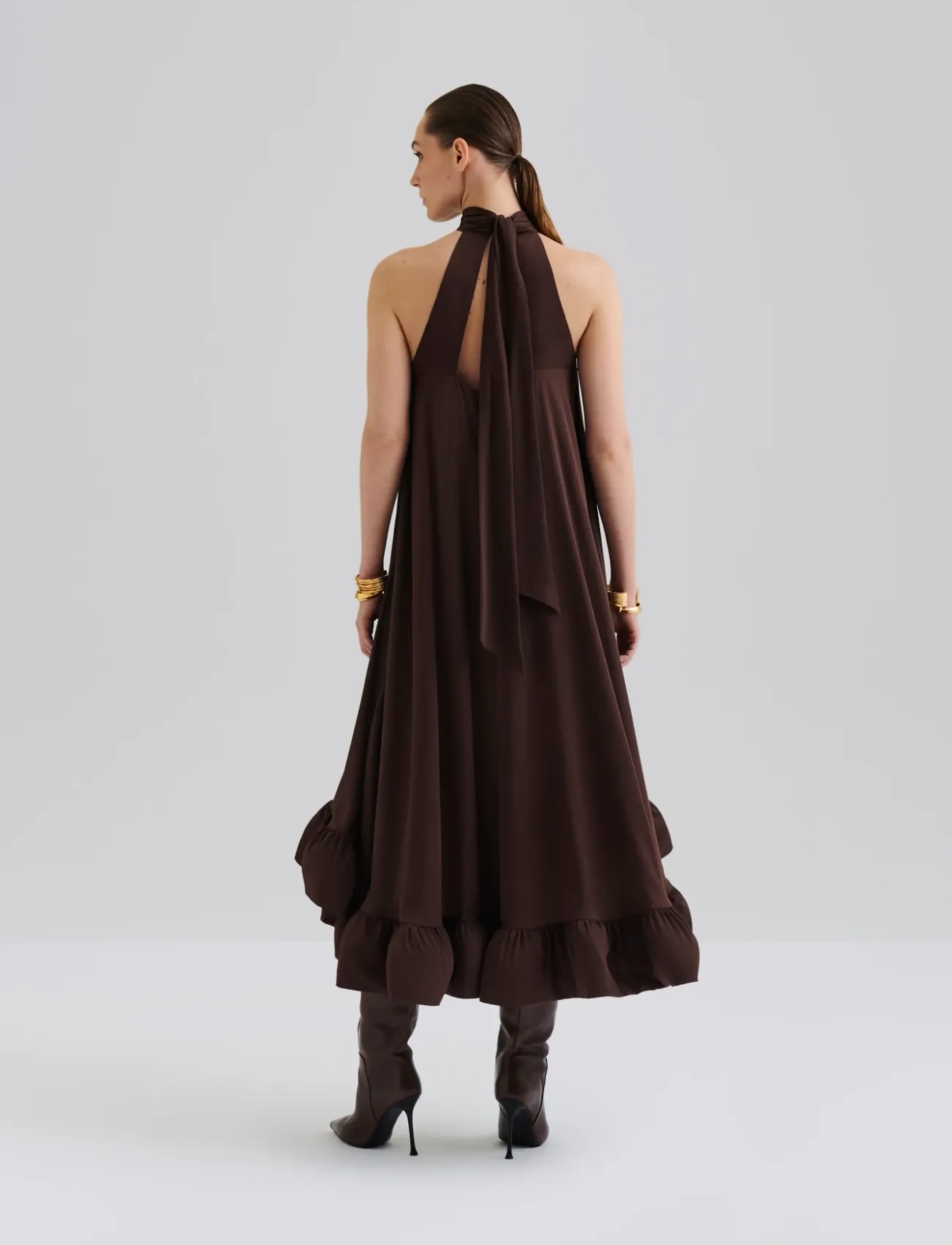 Malina - Sabrina Halterneck Ruffled Midi Dress - aftenkjoler - espresso - 2