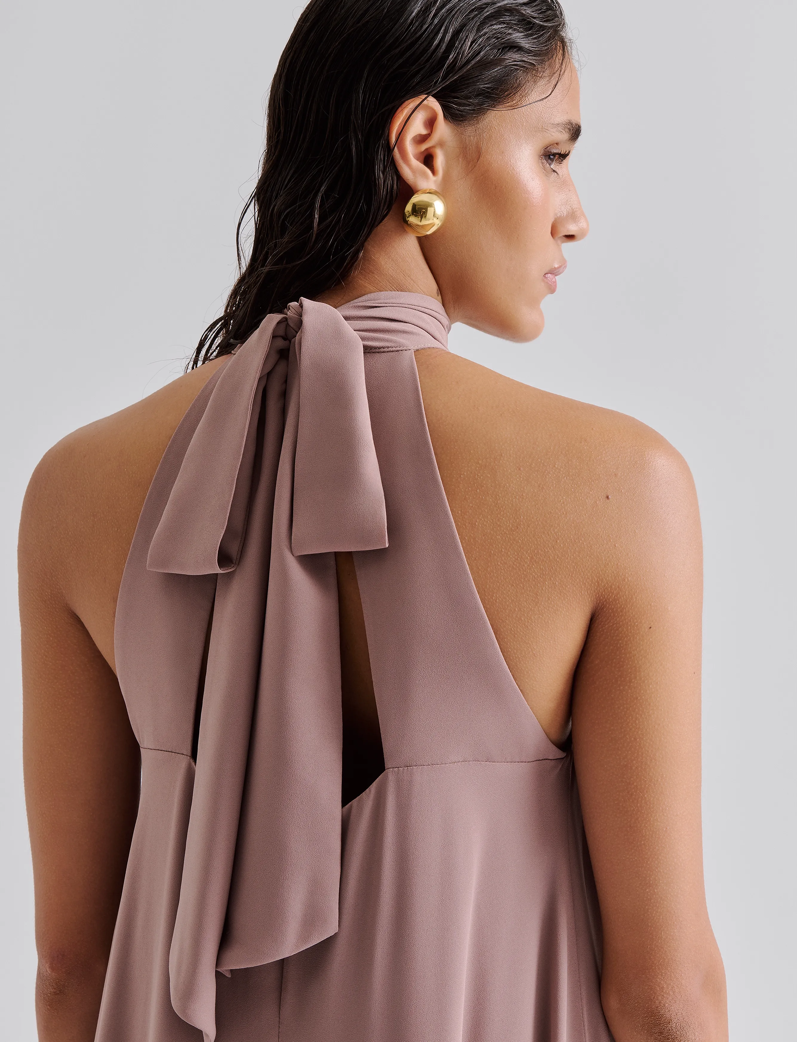 Malina - Sabrina Halterneck Ruffled Midi Dress - aftenkjoler - taupe - 4