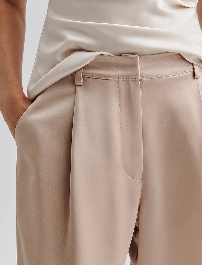 Malina - Sarah Elastic Waist Satin Pants - hosen mit weitem bein - champagne - 5