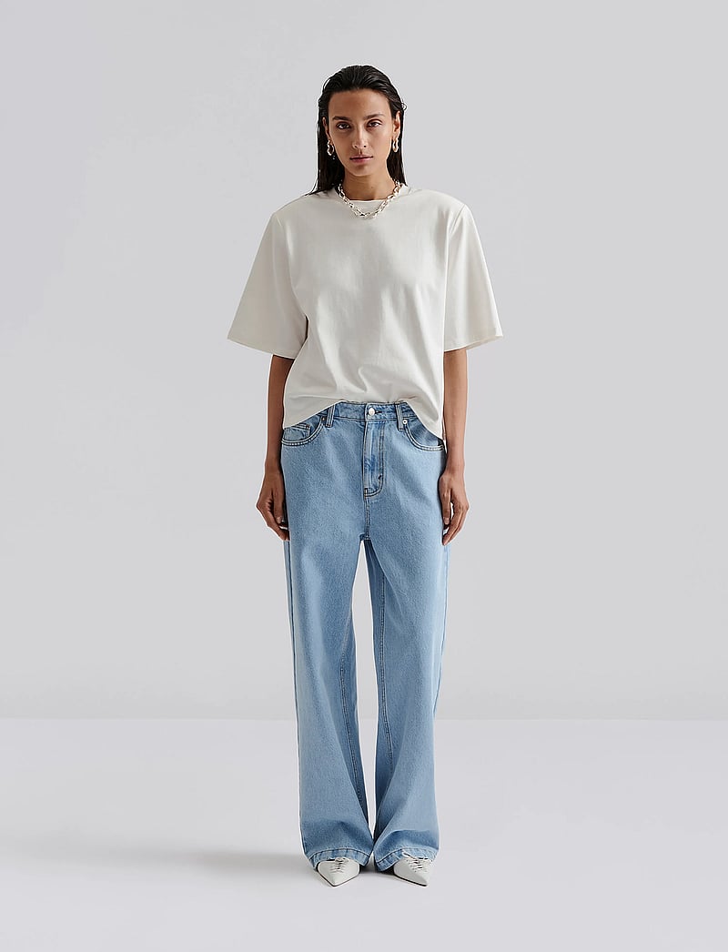 Malina - Matilda Slouchy Mid rise wide jeans - laia säärega teksad - light blue wash - 0