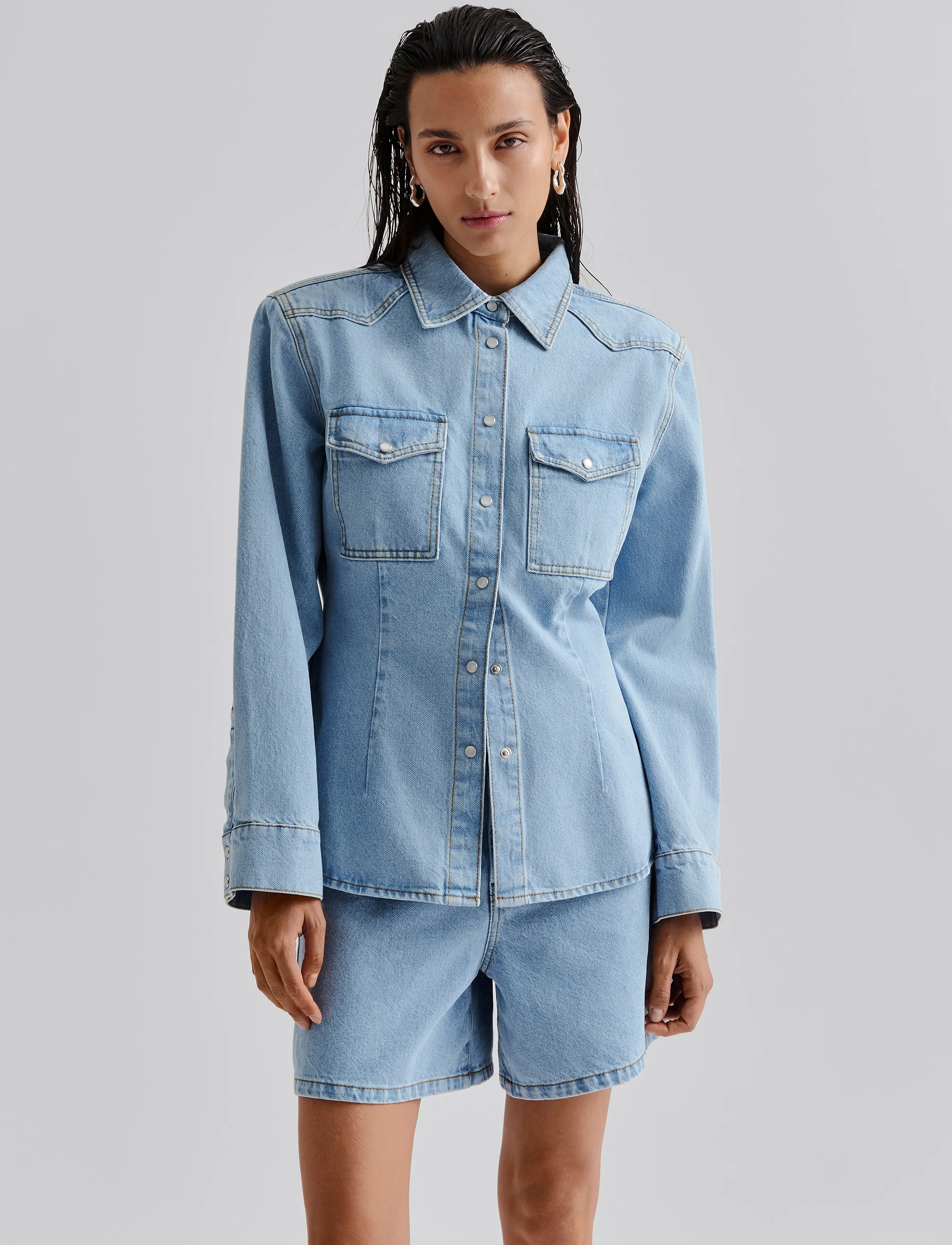 Malina - Anthea Fitted Waist Denim Shirt - forårsjakker - light blue wash - 4