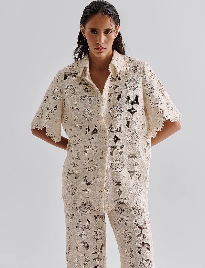 Malina - Ari Guipure Lace Shirt - kortermede skjorter - sand - 0
