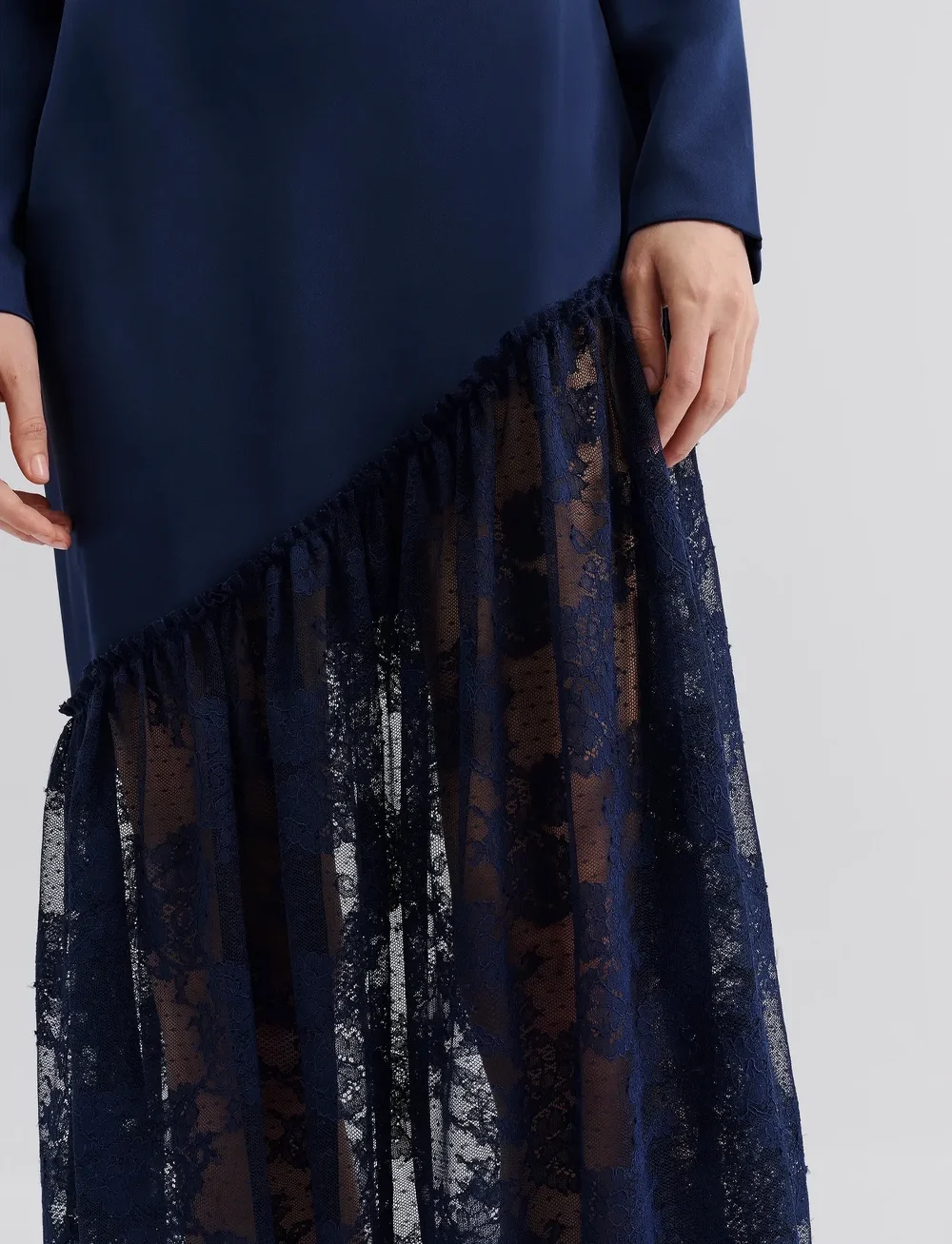 Malina - Suki Diagonal Cut Lace Midi Dress - avondjurken - dark blue - 4