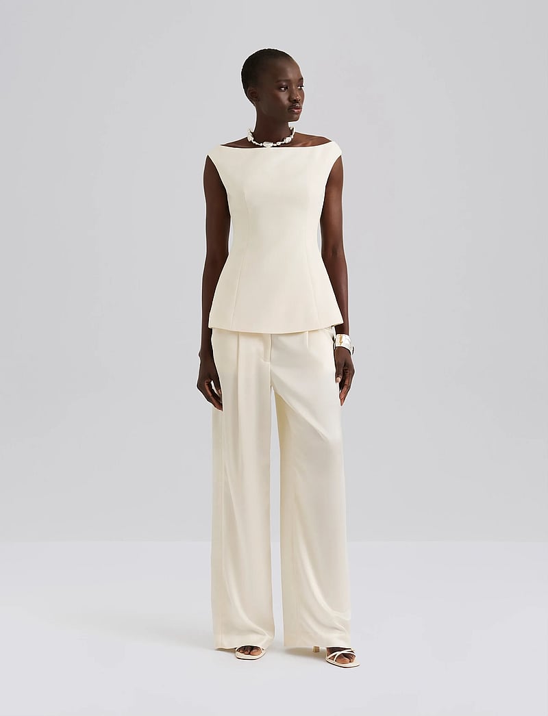 Malina - Diora Half Off Shoulder Top - Ärmellose tops - vanilla - 0