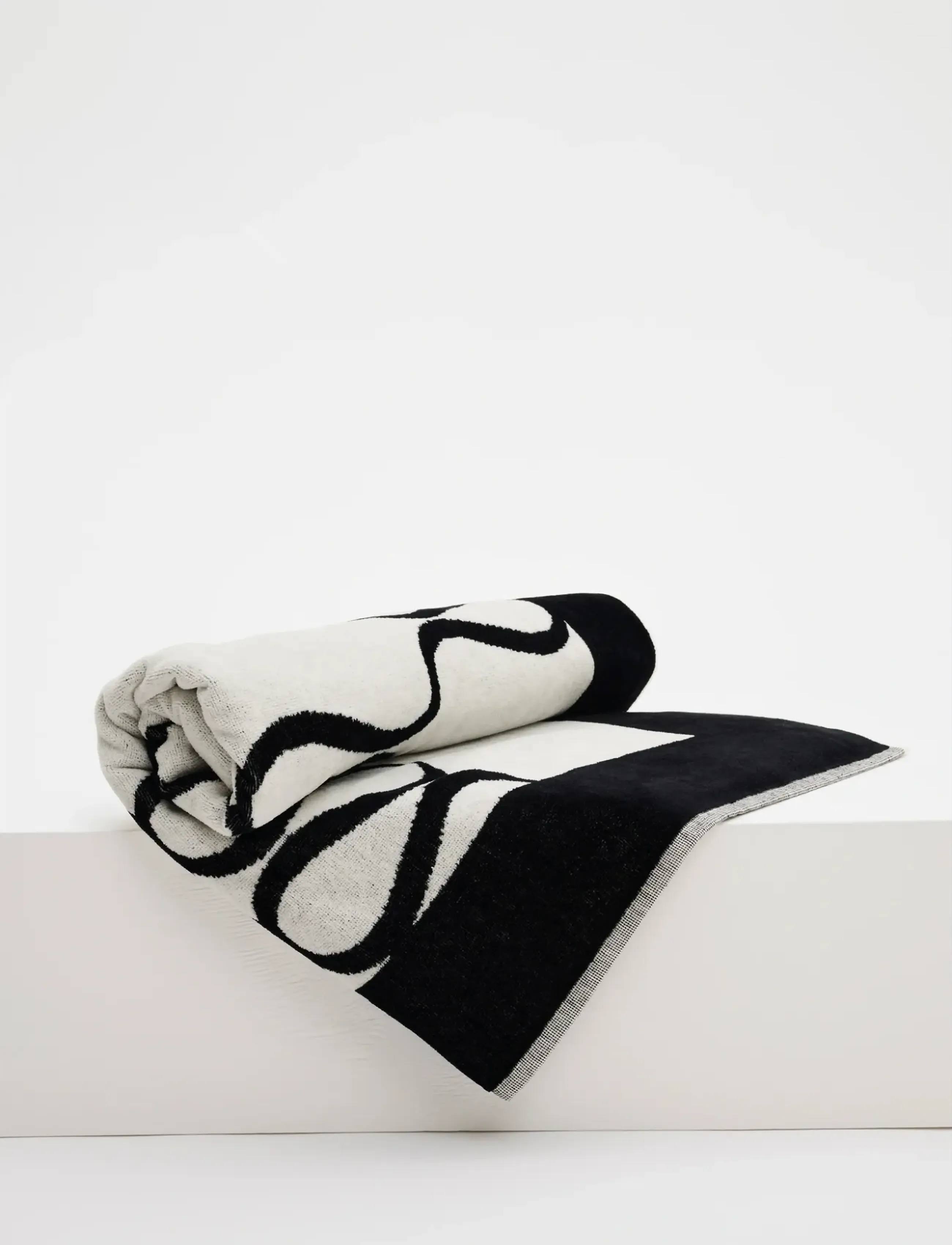 Malina Monogram Jacquard Beach Towel, One Size, Towels & Bath Towels, Schwarz - Frauen